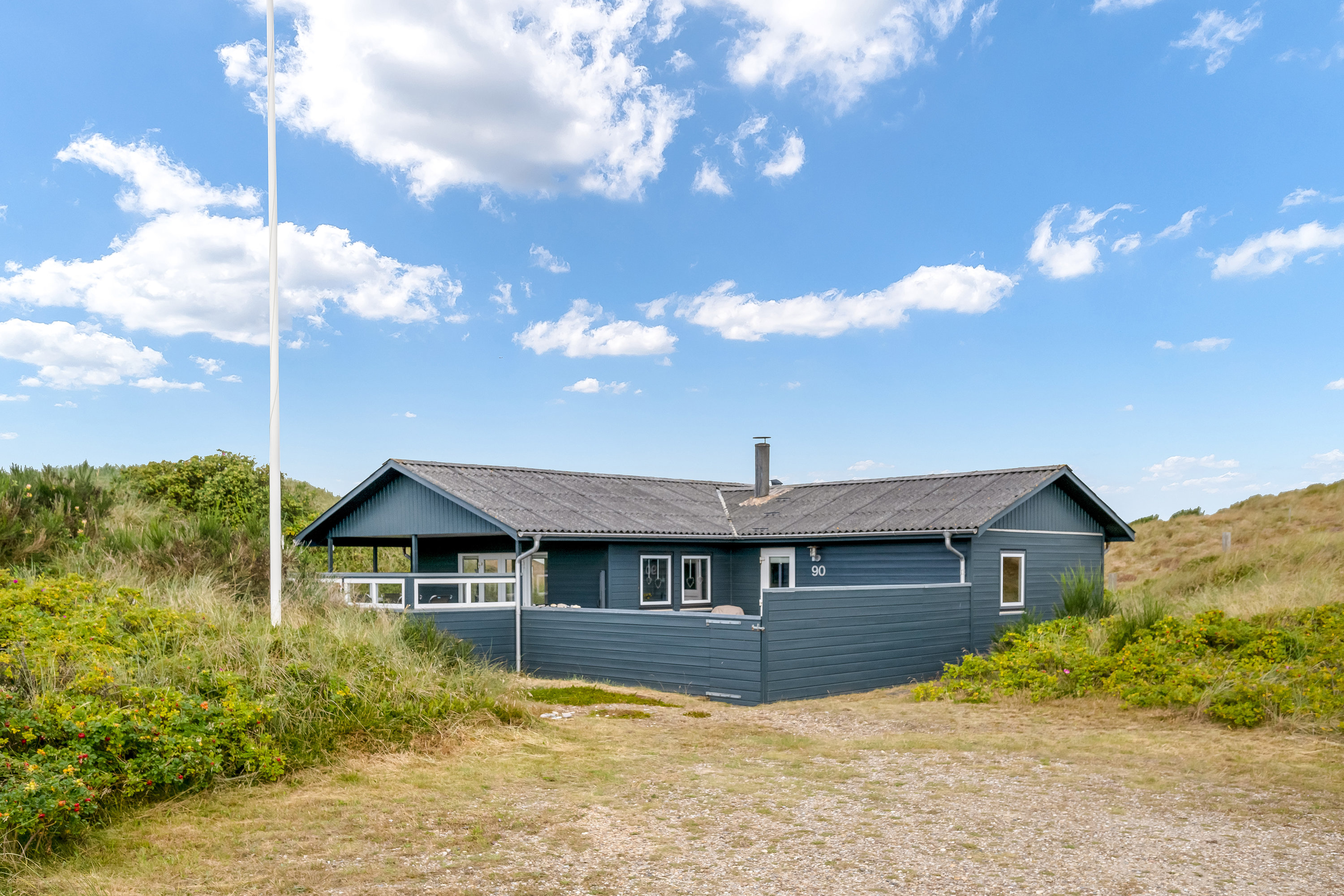 Miniaturebillede 1: facade. Billede af Kirstinevej 90, Bjerregaard, 6960 Hvide Sande
