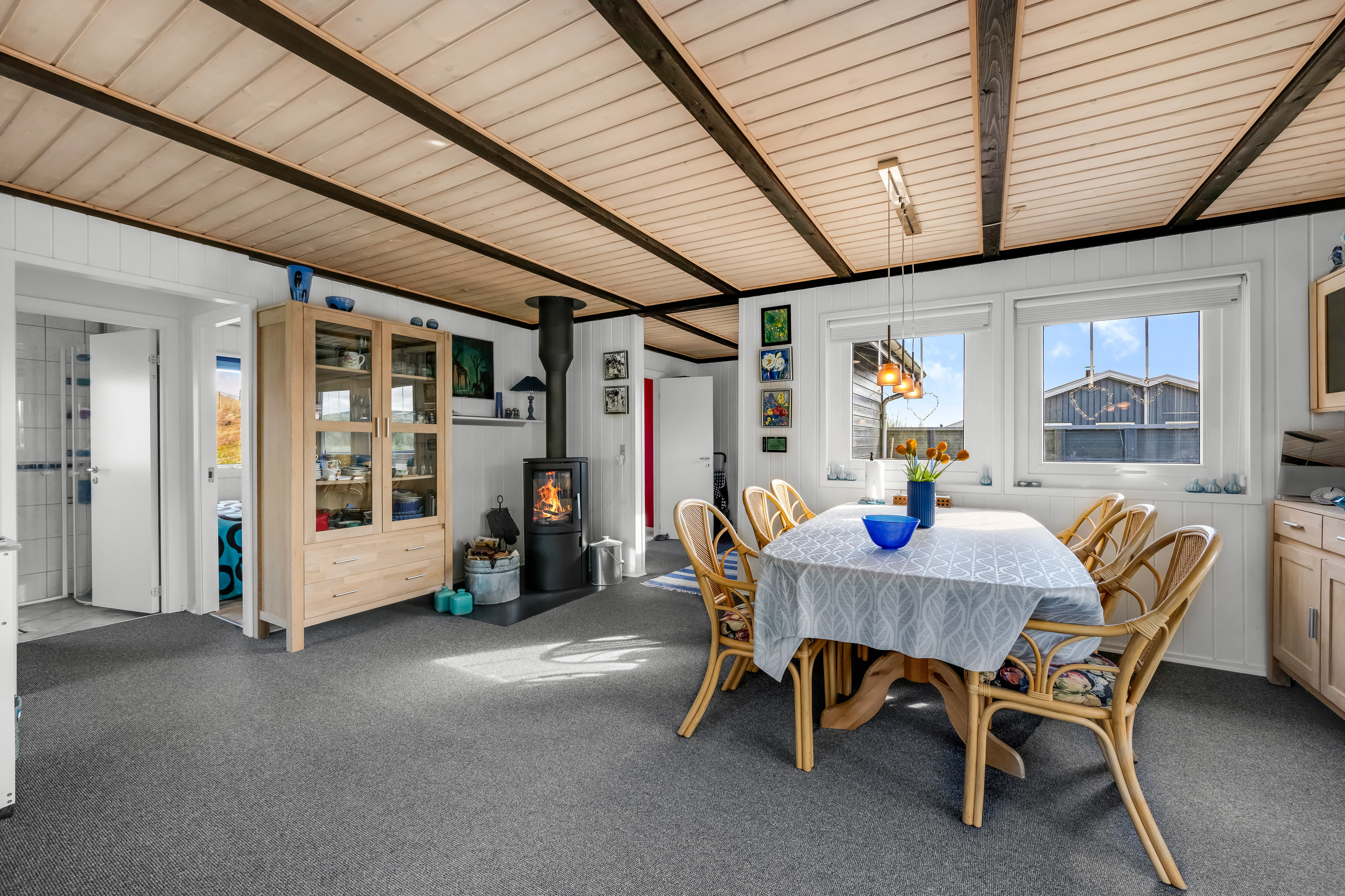 Fremhævet stue billede i fuldskærmstilstand. Billede af Kirstinevej 90, Bjerregaard, 6960 Hvide Sande