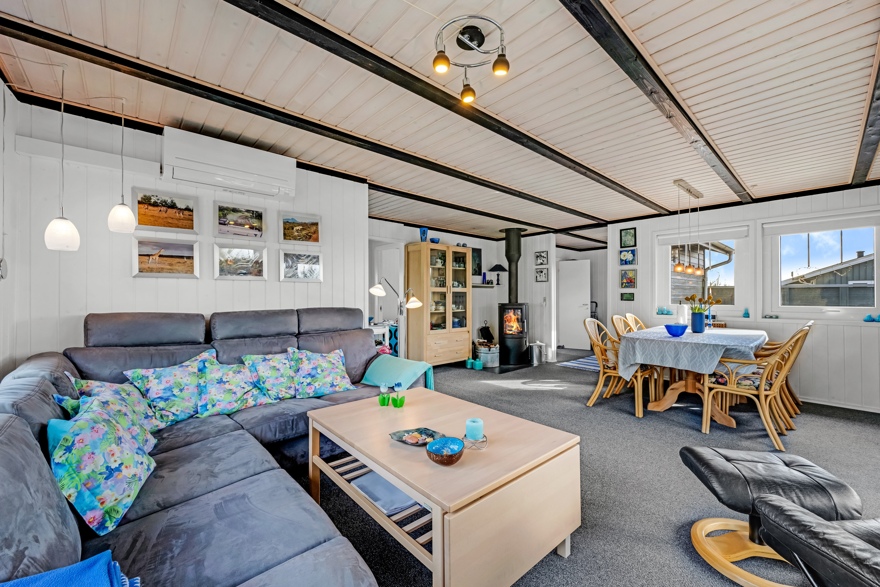 Fremhævet stue billede i fuldskærmstilstand. Billede af Kirstinevej 90, Bjerregaard, 6960 Hvide Sande