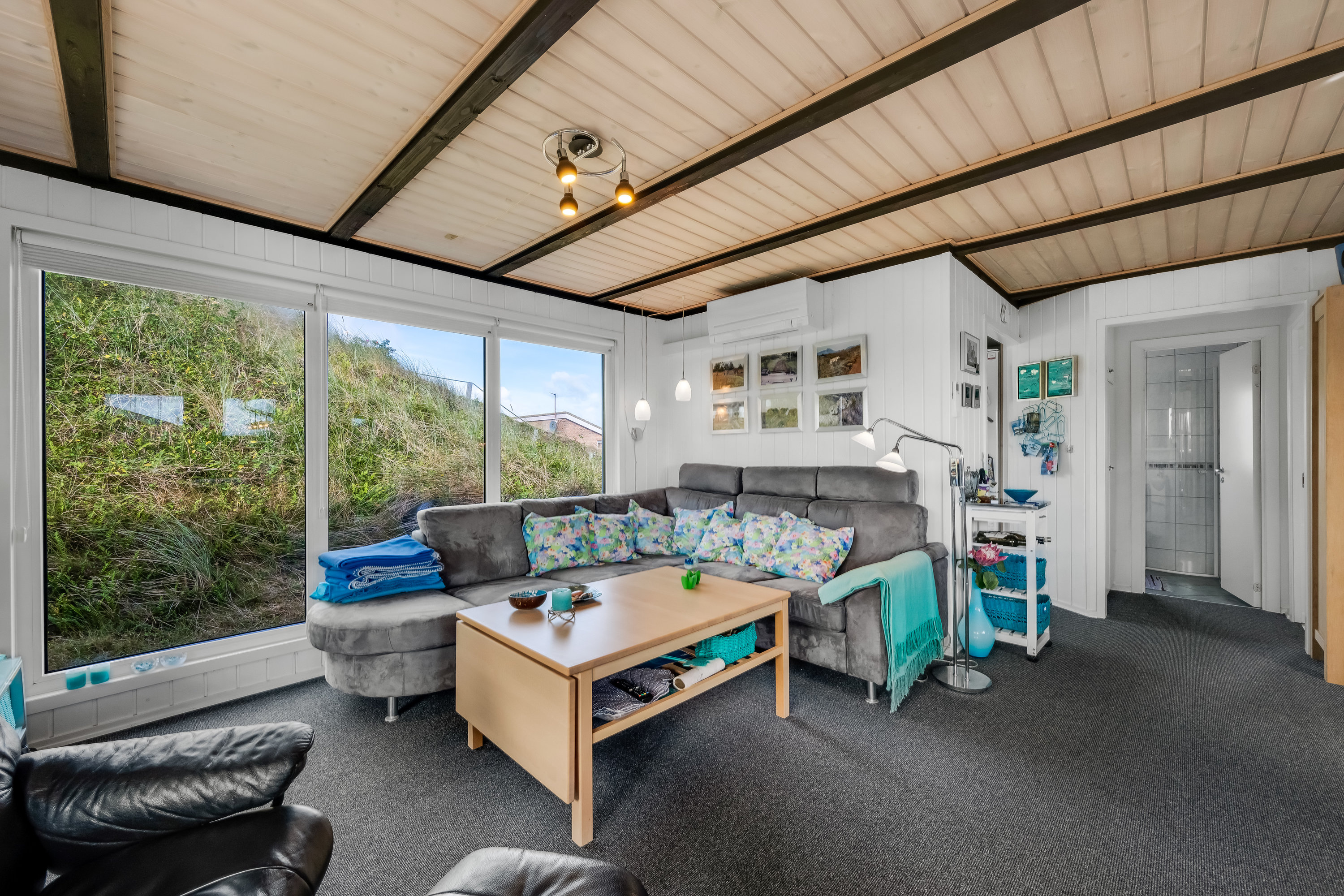 Fremhævet stue billede i fuldskærmstilstand. Billede af Kirstinevej 90, Bjerregaard, 6960 Hvide Sande