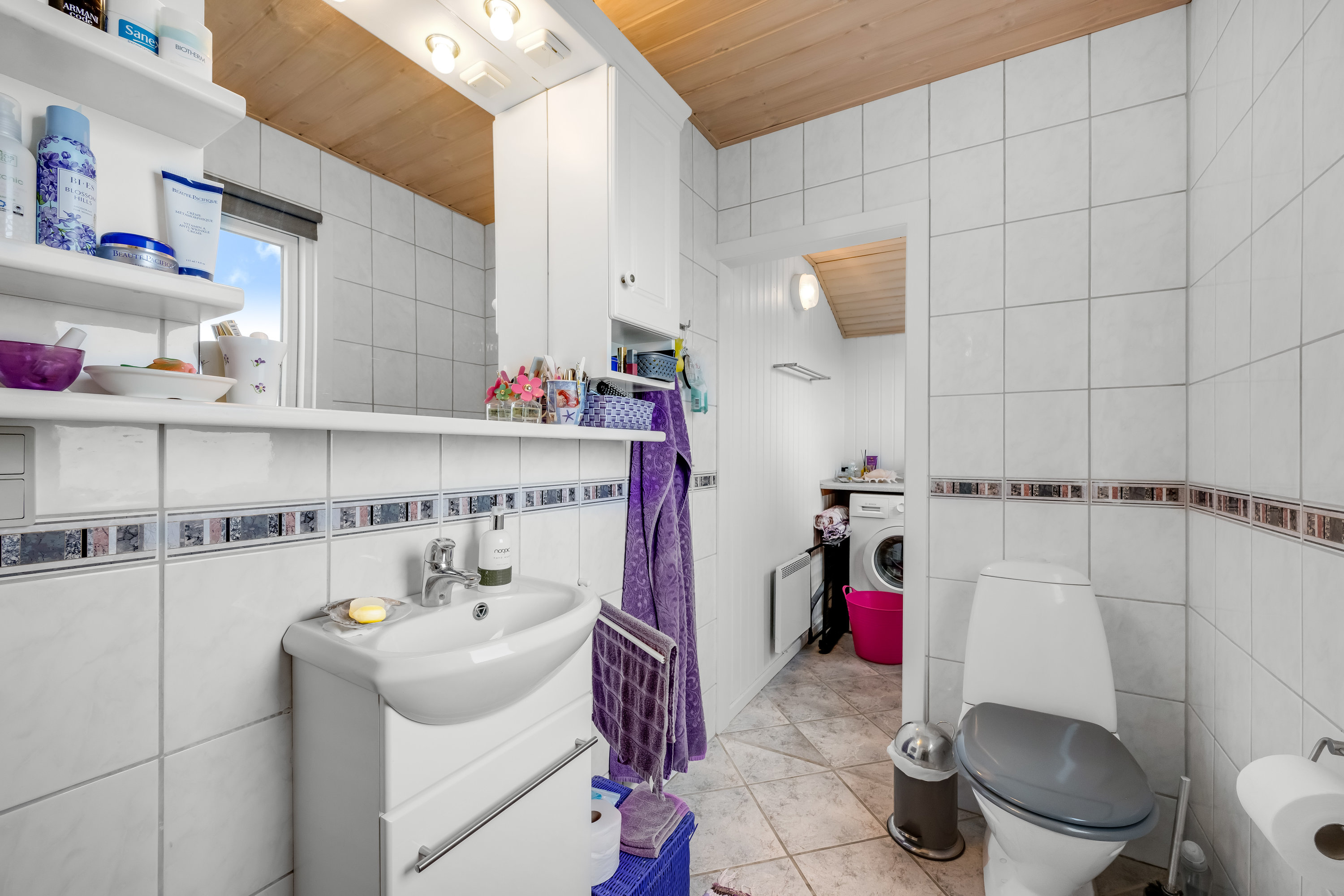 Fremhævet badeværelse billede i fuldskærmstilstand. Billede af Kirstinevej 90, Bjerregaard, 6960 Hvide Sande