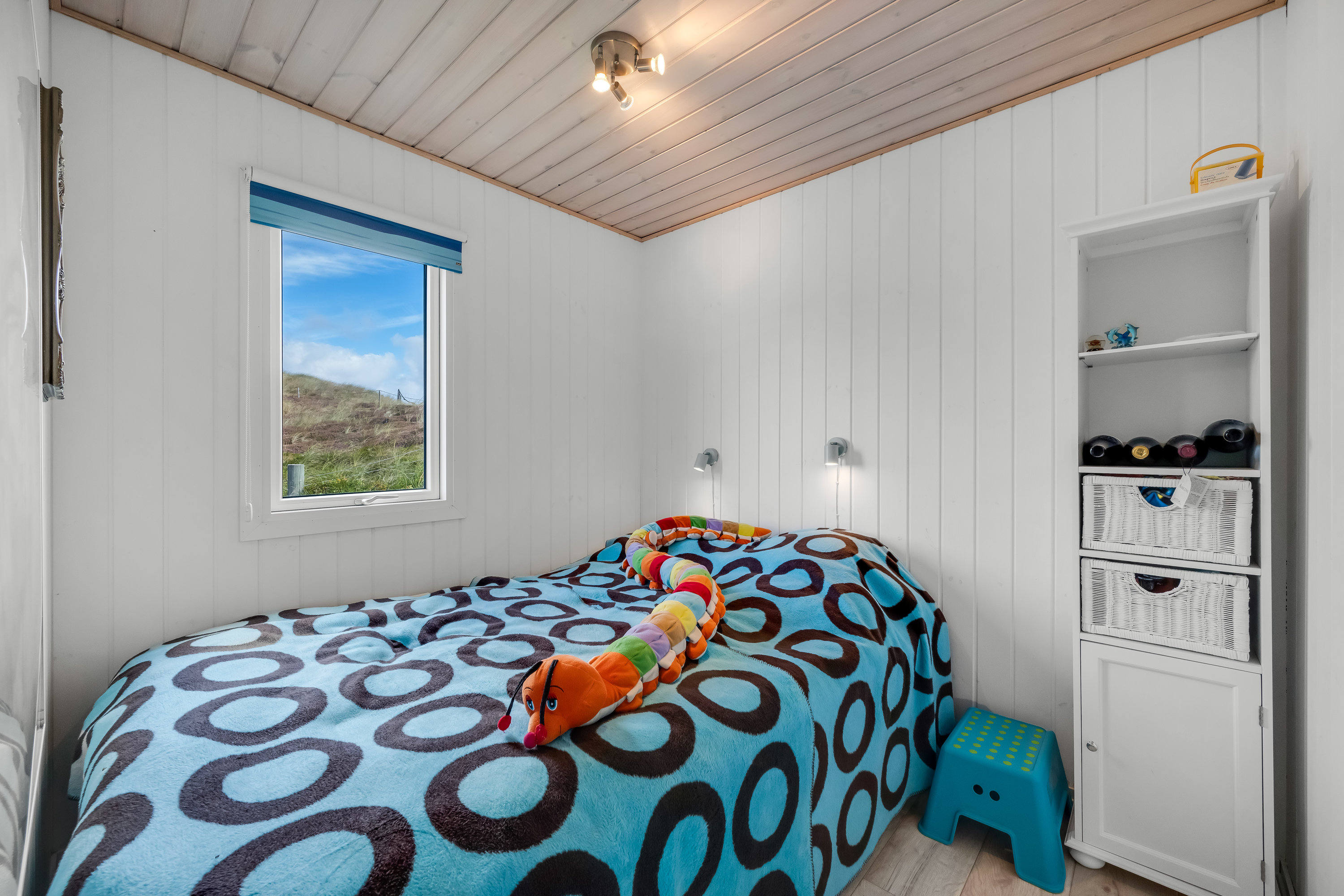 Fremhævet soveværelse billede i fuldskærmstilstand. Billede af Kirstinevej 90, Bjerregaard, 6960 Hvide Sande