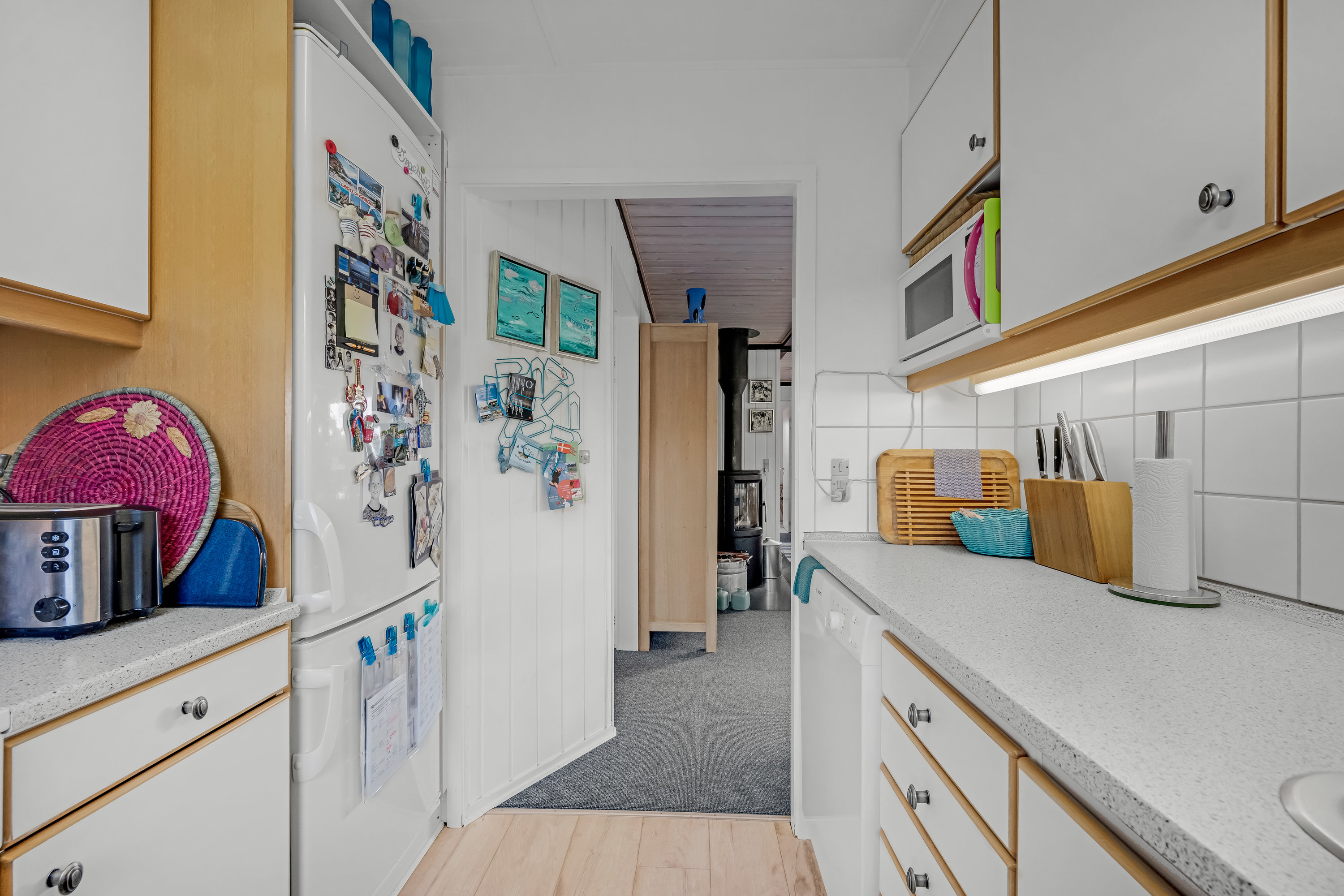 Fremhævet køkken billede i fuldskærmstilstand. Billede af Kirstinevej 90, Bjerregaard, 6960 Hvide Sande