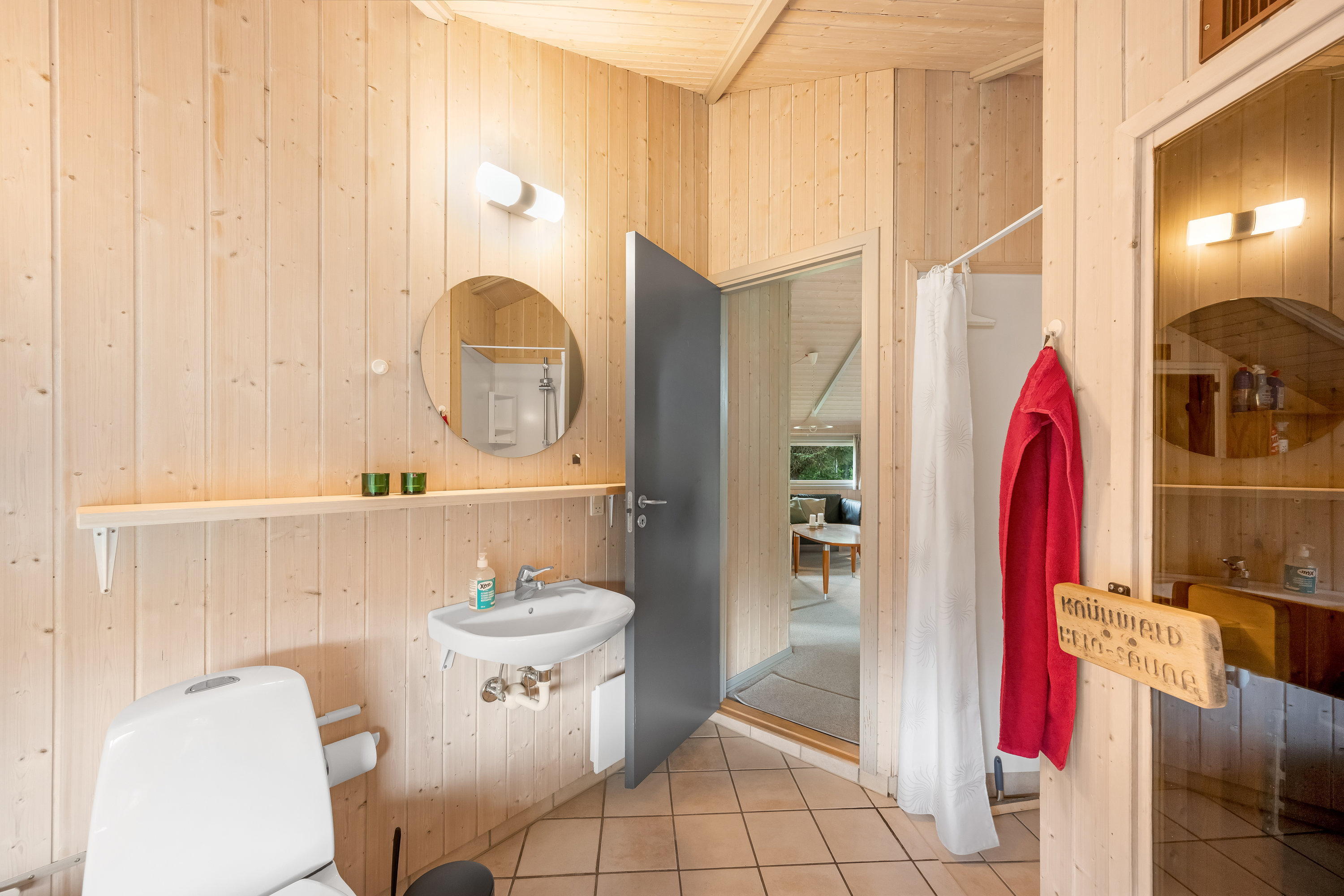 Fremhævet badeværelse billede i fuldskærmstilstand. Billede af Ildervej 20, 6893 Hemmet