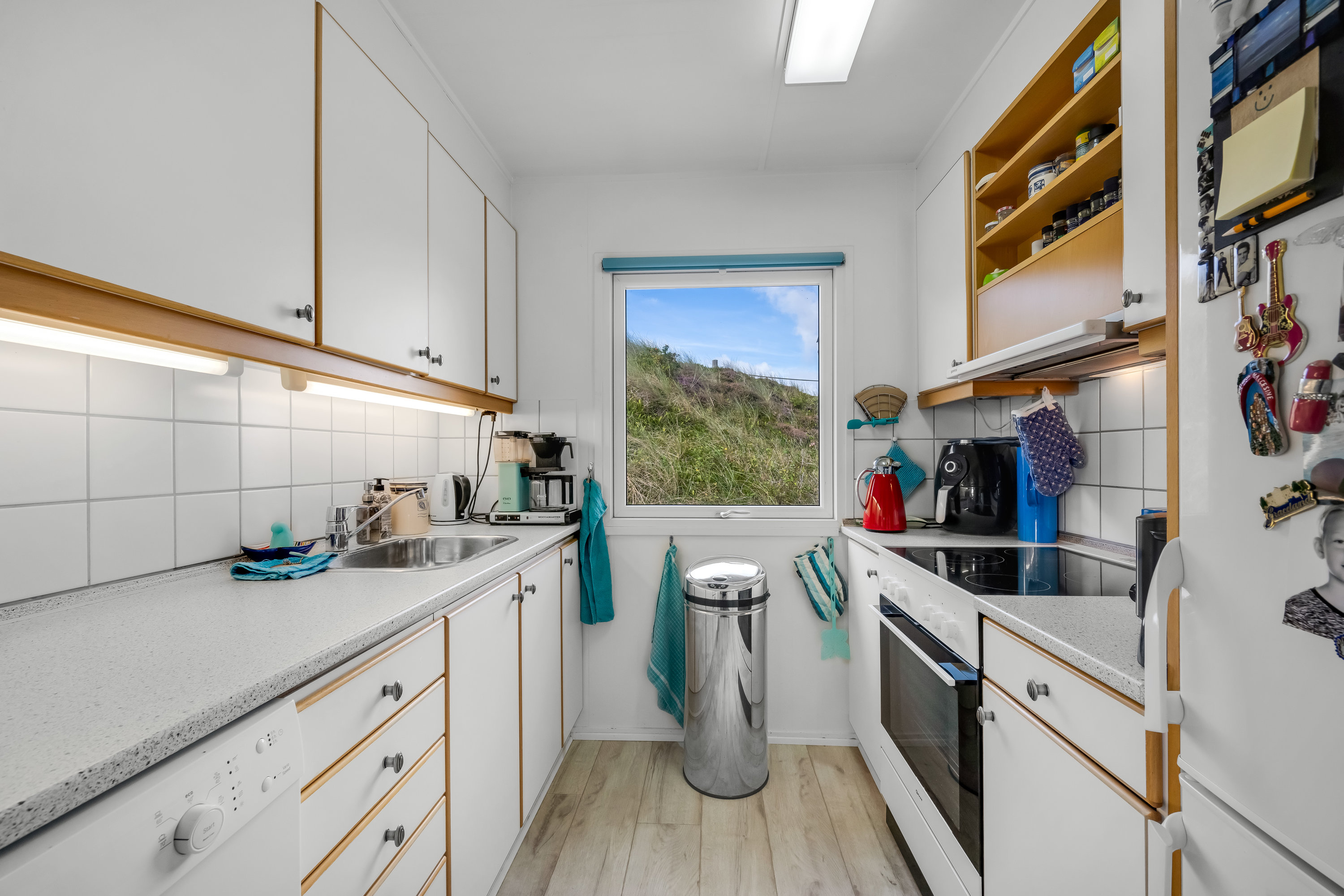 Fremhævet køkken billede i fuldskærmstilstand. Billede af Kirstinevej 90, Bjerregaard, 6960 Hvide Sande