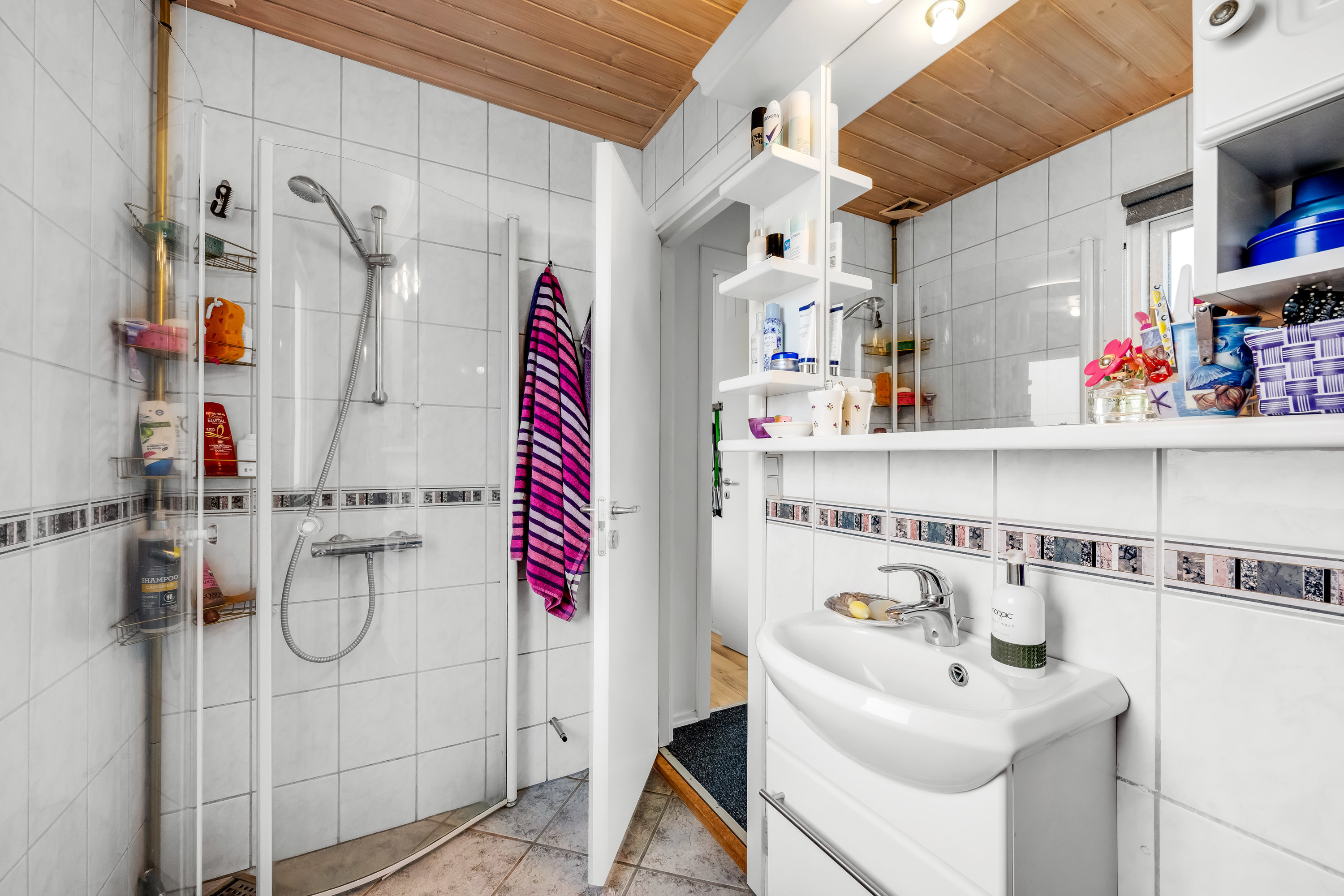 Fremhævet badeværelse billede i fuldskærmstilstand. Billede af Kirstinevej 90, Bjerregaard, 6960 Hvide Sande