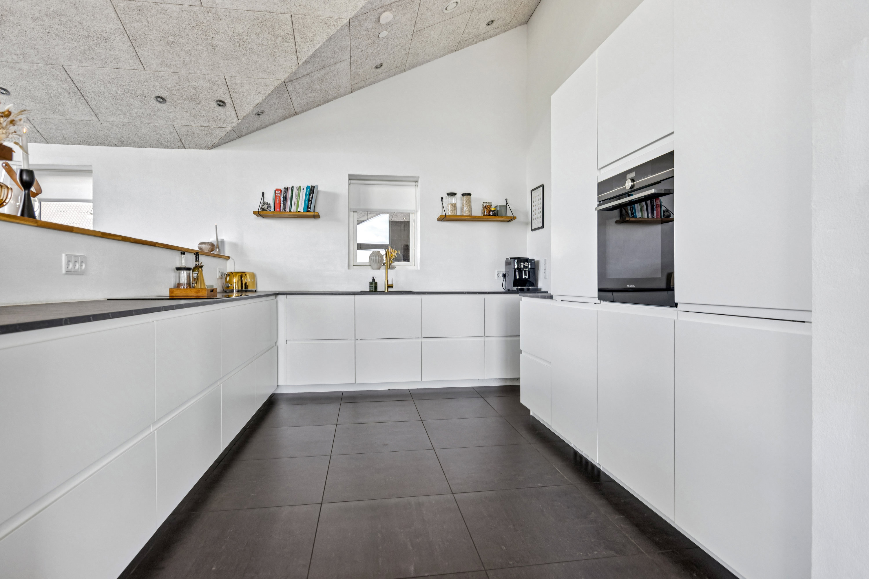 Fremhævet køkken billede i fuldskærmstilstand. Billede af Gl Skolevej 8, Valsgård, 9500 Hobro