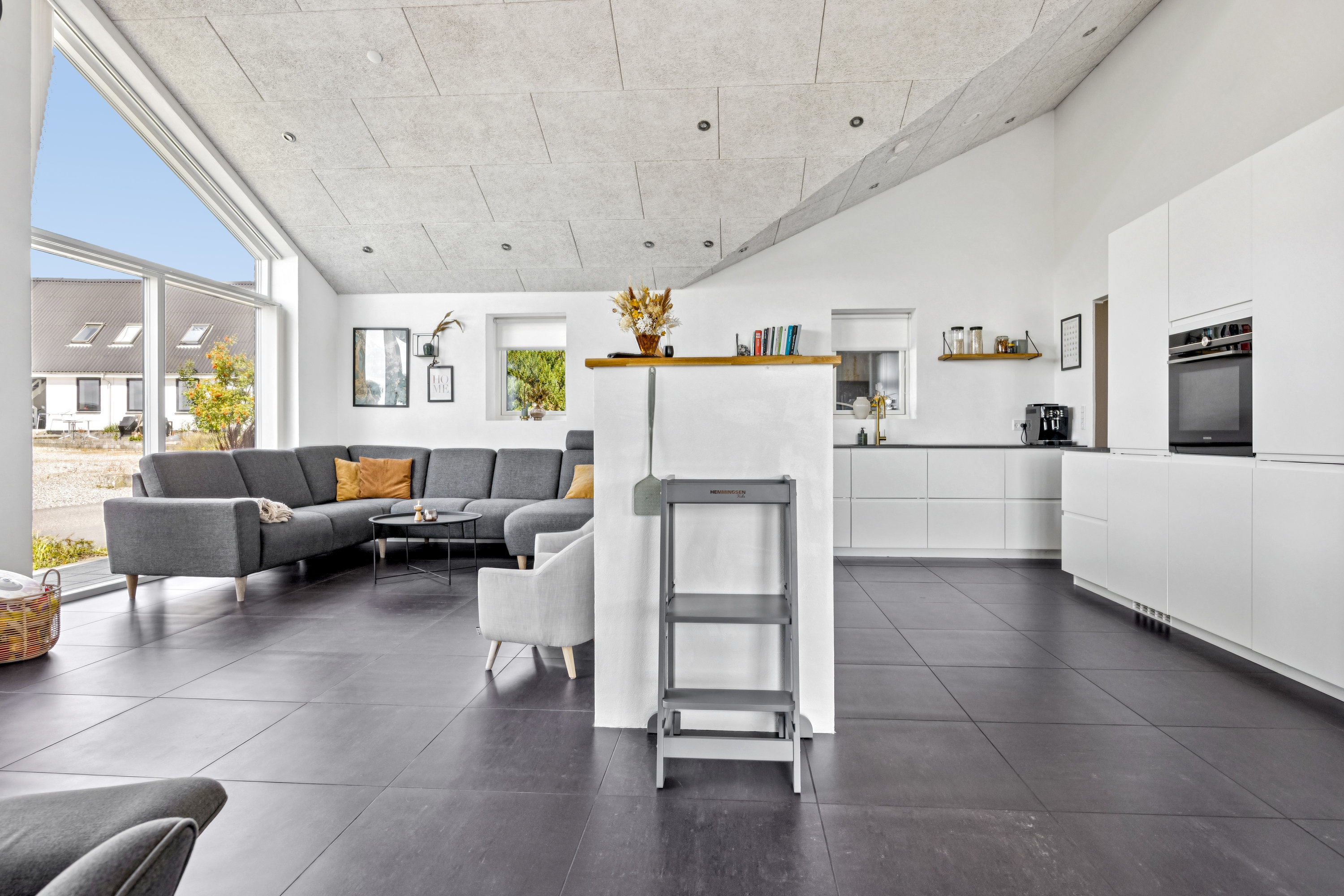 Fremhævet stue billede i fuldskærmstilstand. Billede af Gl Skolevej 8, Valsgård, 9500 Hobro