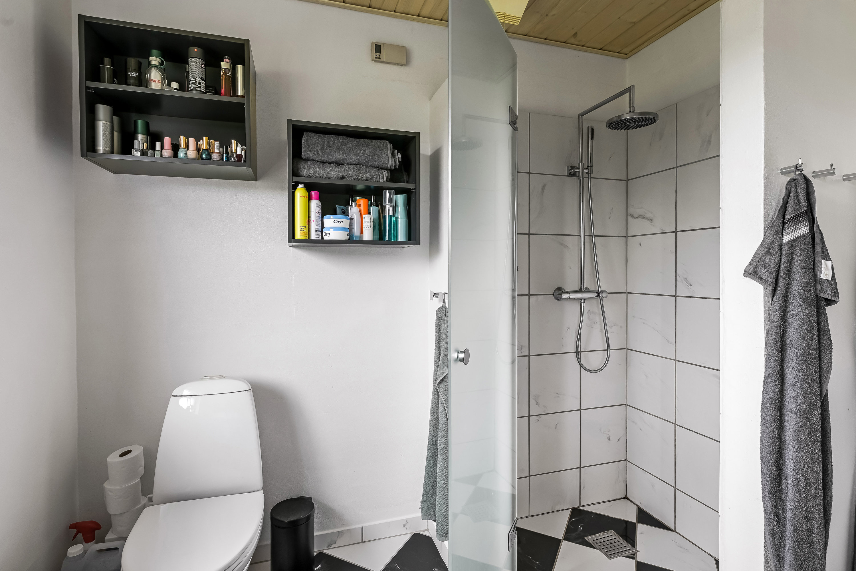 Fremhævet badeværelse billede i fuldskærmstilstand. Billede af Engsøparken 111, 7200 Grindsted