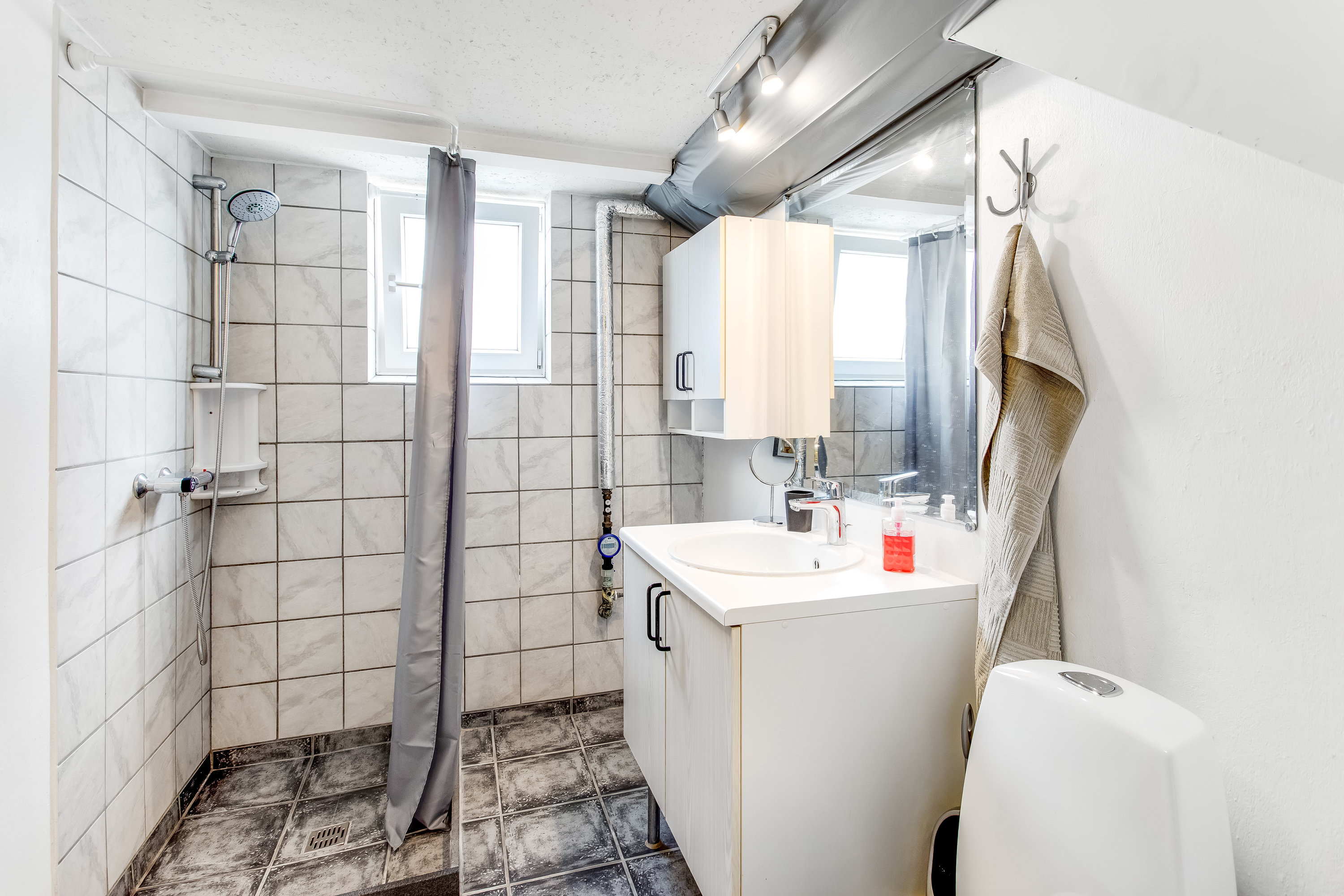 Fremhævet badeværelse billede i fuldskærmstilstand. Billede af Sønderbyvej 28, Møgeltønder, 6270 Tønder