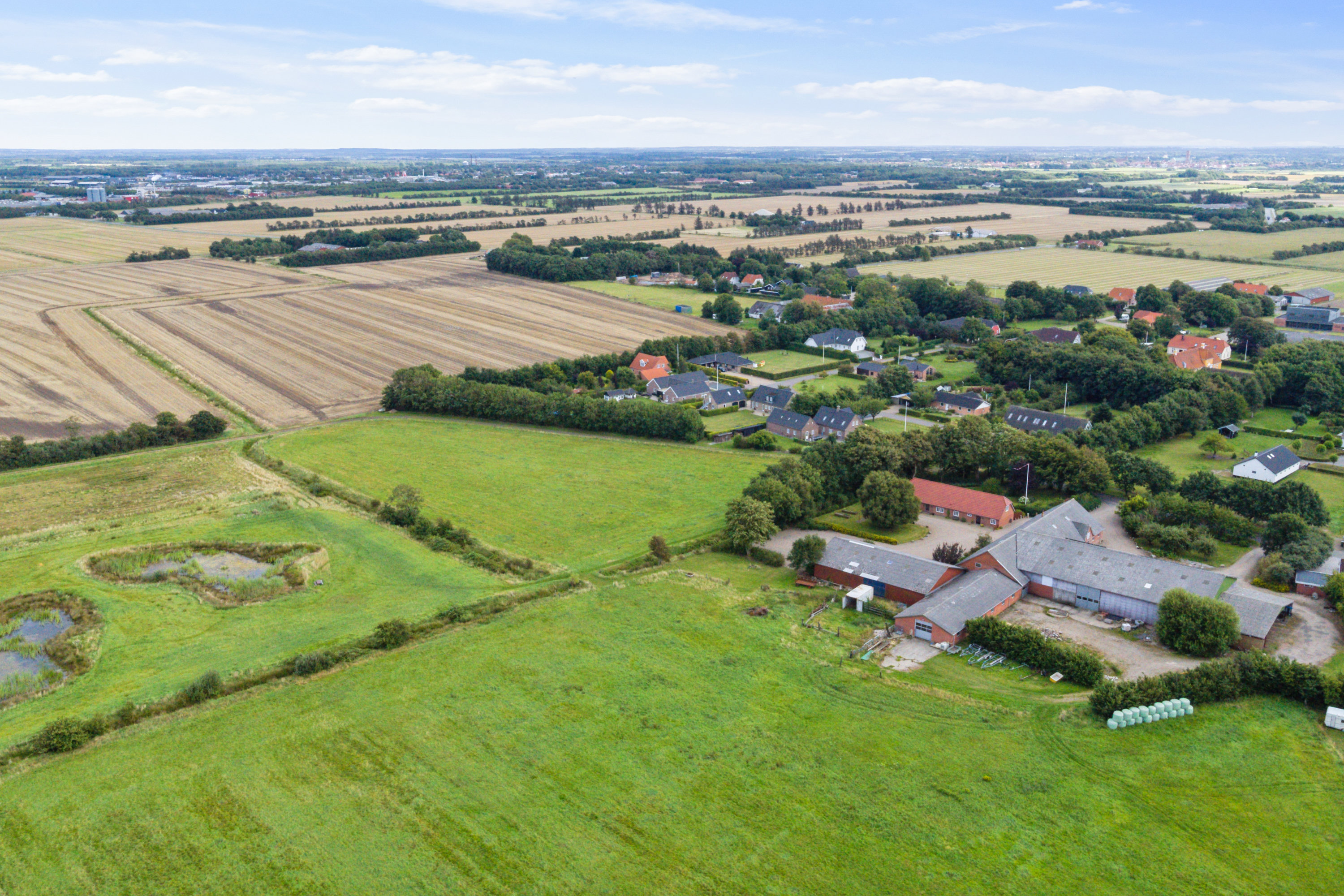 Fremhævet luftfoto billede i fuldskærmstilstand. Billede af Farup Kirkevej 18, Kærbøl, 6760 Ribe