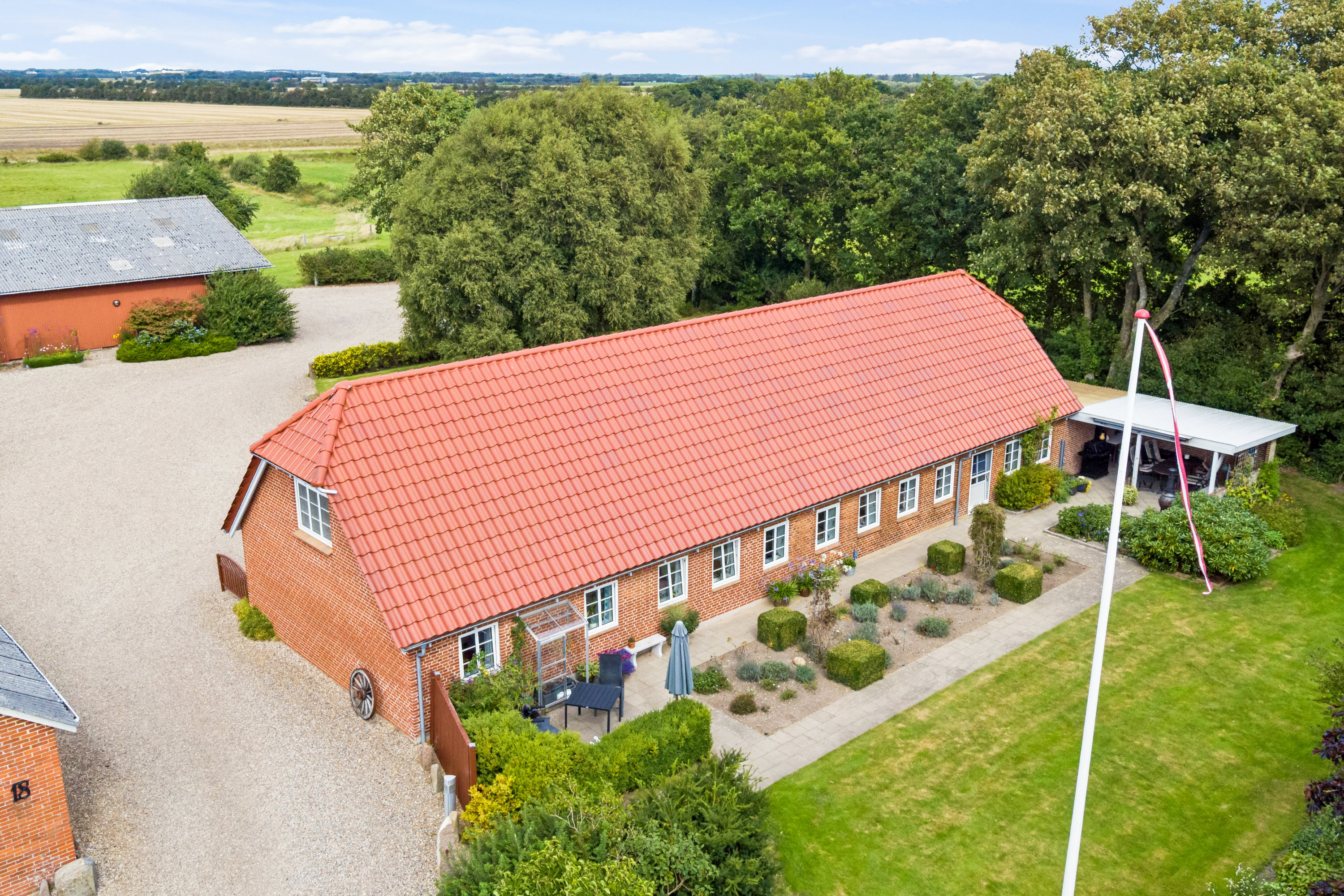 Fremhævet luftfoto billede i fuldskærmstilstand. Billede af Farup Kirkevej 18, Kærbøl, 6760 Ribe