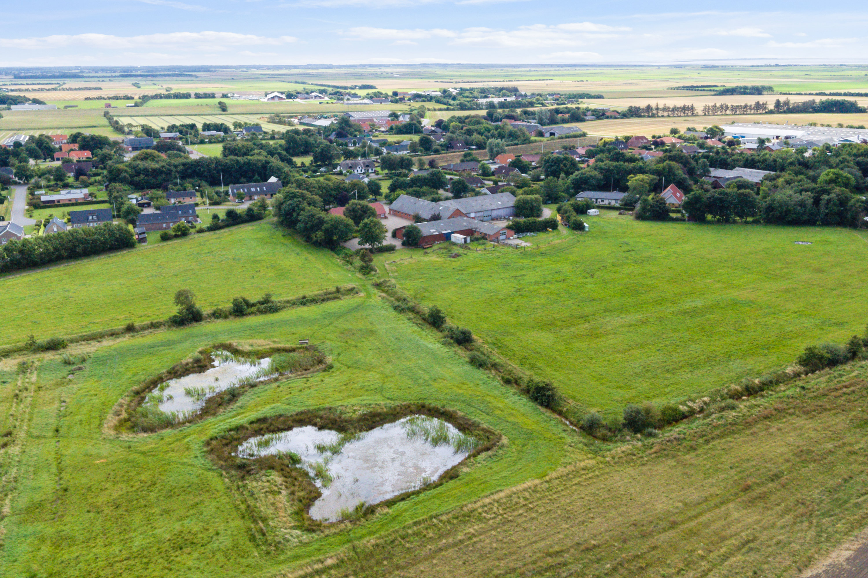 Fremhævet luftfoto billede i fuldskærmstilstand. Billede af Farup Kirkevej 18, Kærbøl, 6760 Ribe