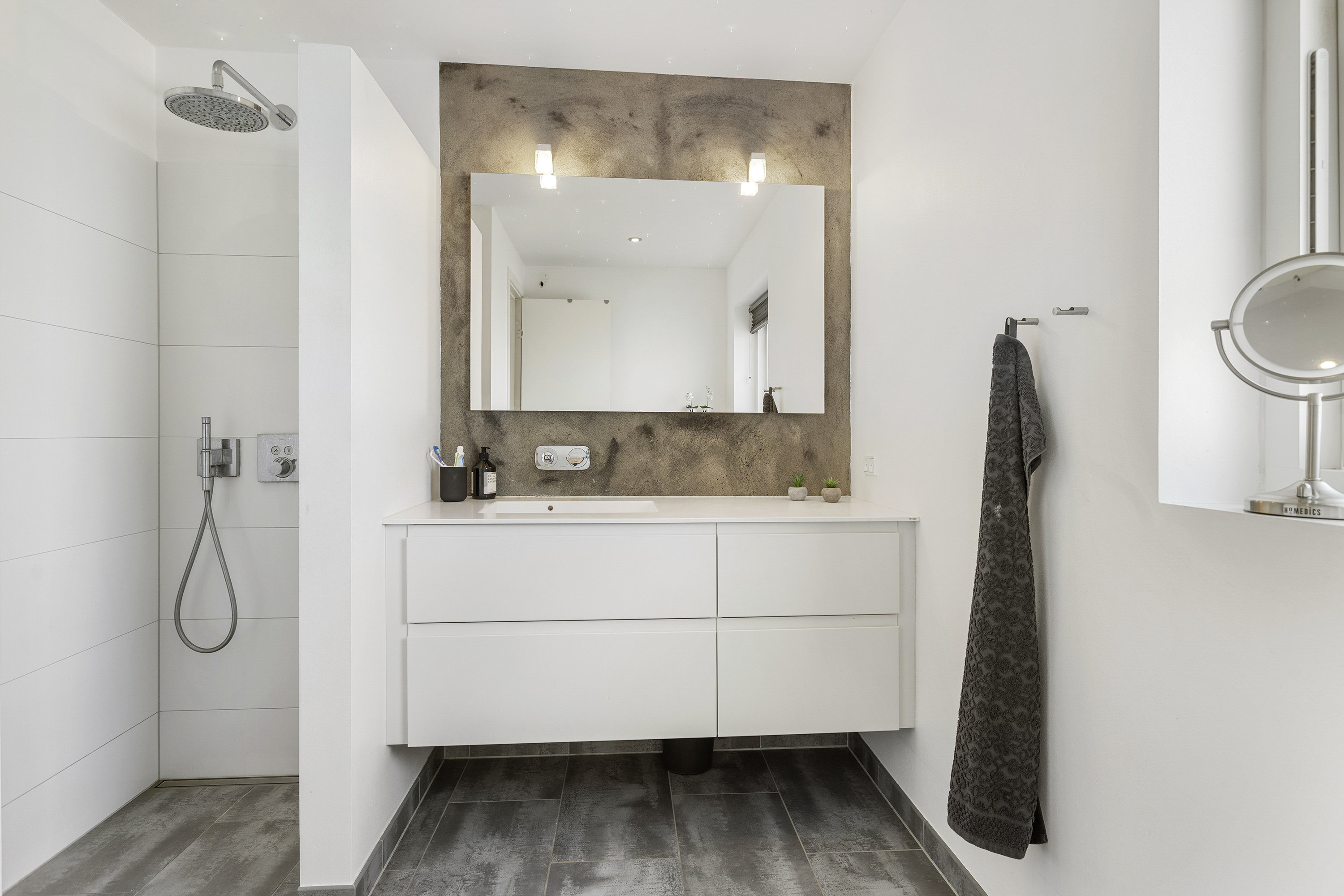 Miniaturebillede 1: badeværelse. Billede af Atletikvej 21, 9900 Frederikshavn