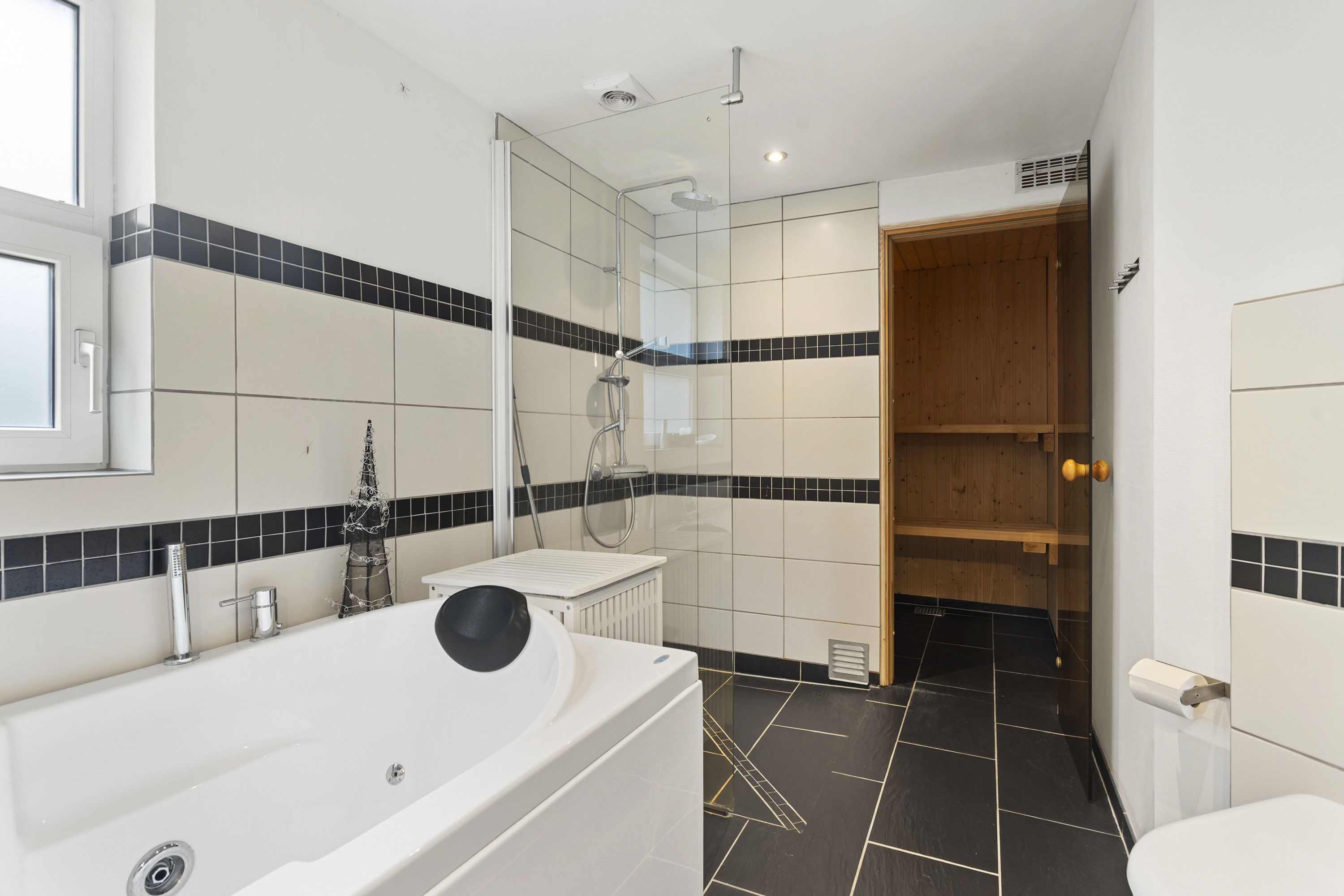 Fremhævet badeværelse billede i fuldskærmstilstand. Billede af Estersvej 6, Lyngså, 9300 Sæby