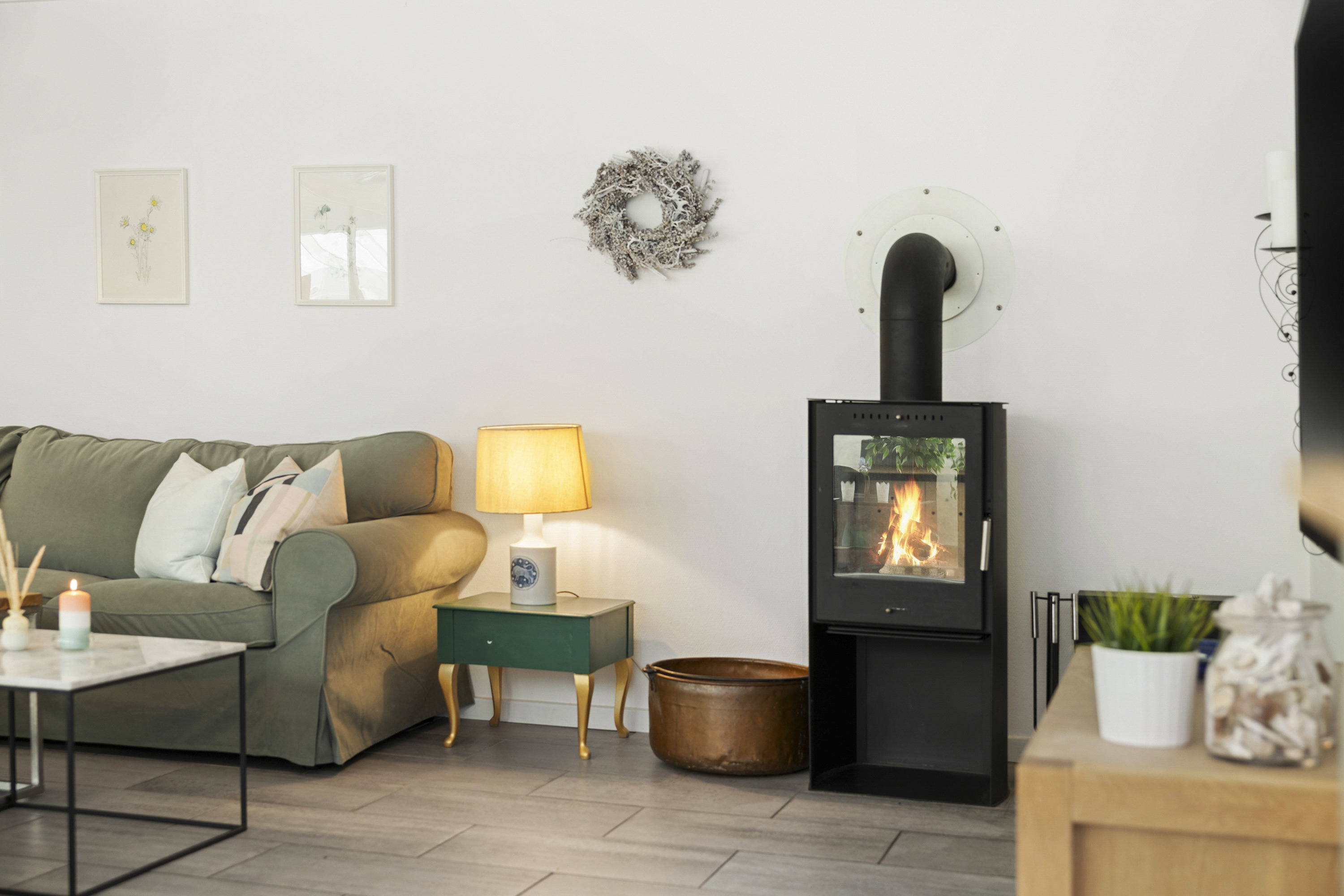 Fremhævet stue billede i fuldskærmstilstand. Billede af Skovsvinget 18, Hou, 9370 Hals