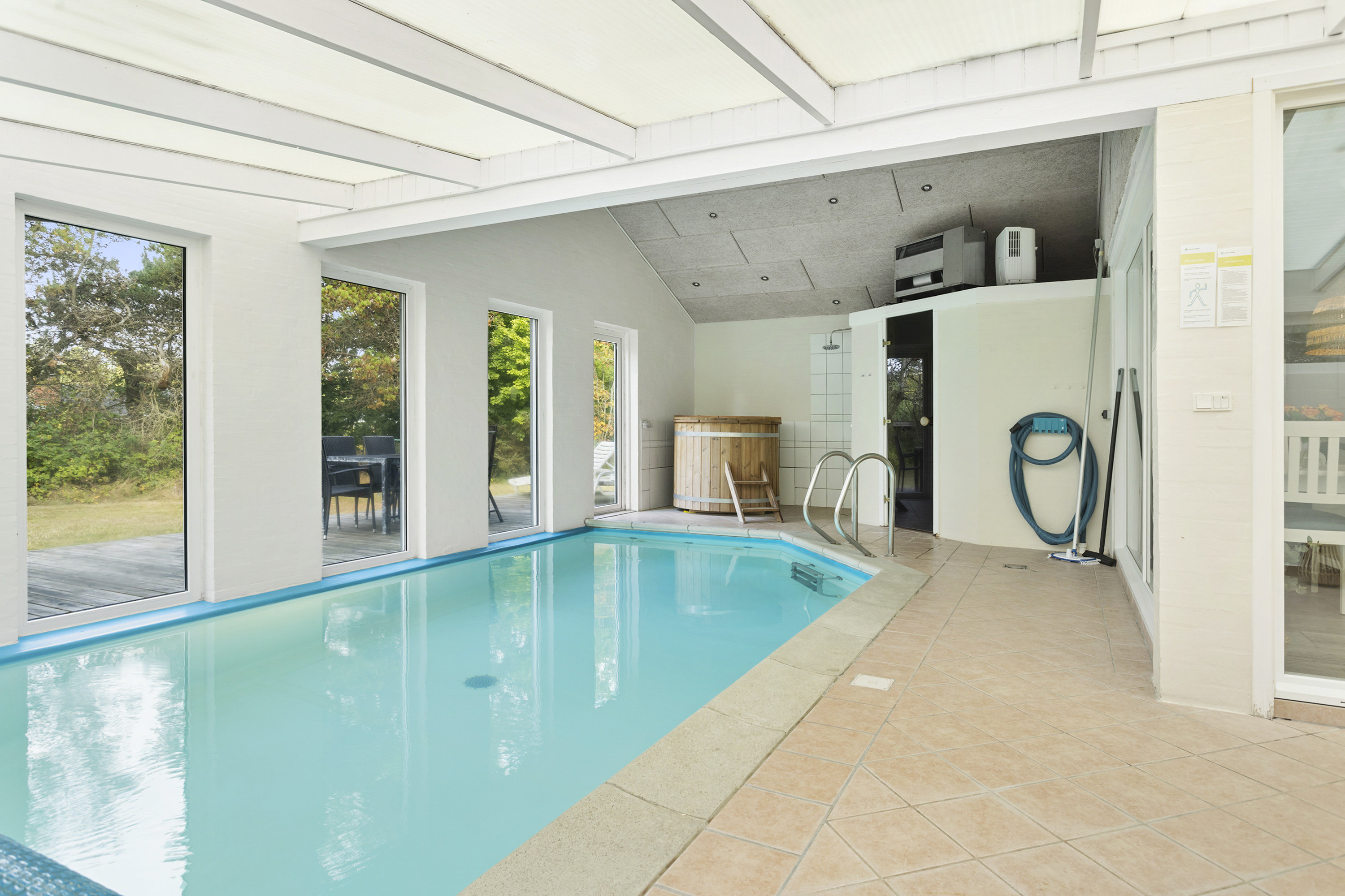 Fremhævet indendørs swimmingpool billede i fuldskærmstilstand. Billede af Skovsvinget 18, Hou, 9370 Hals