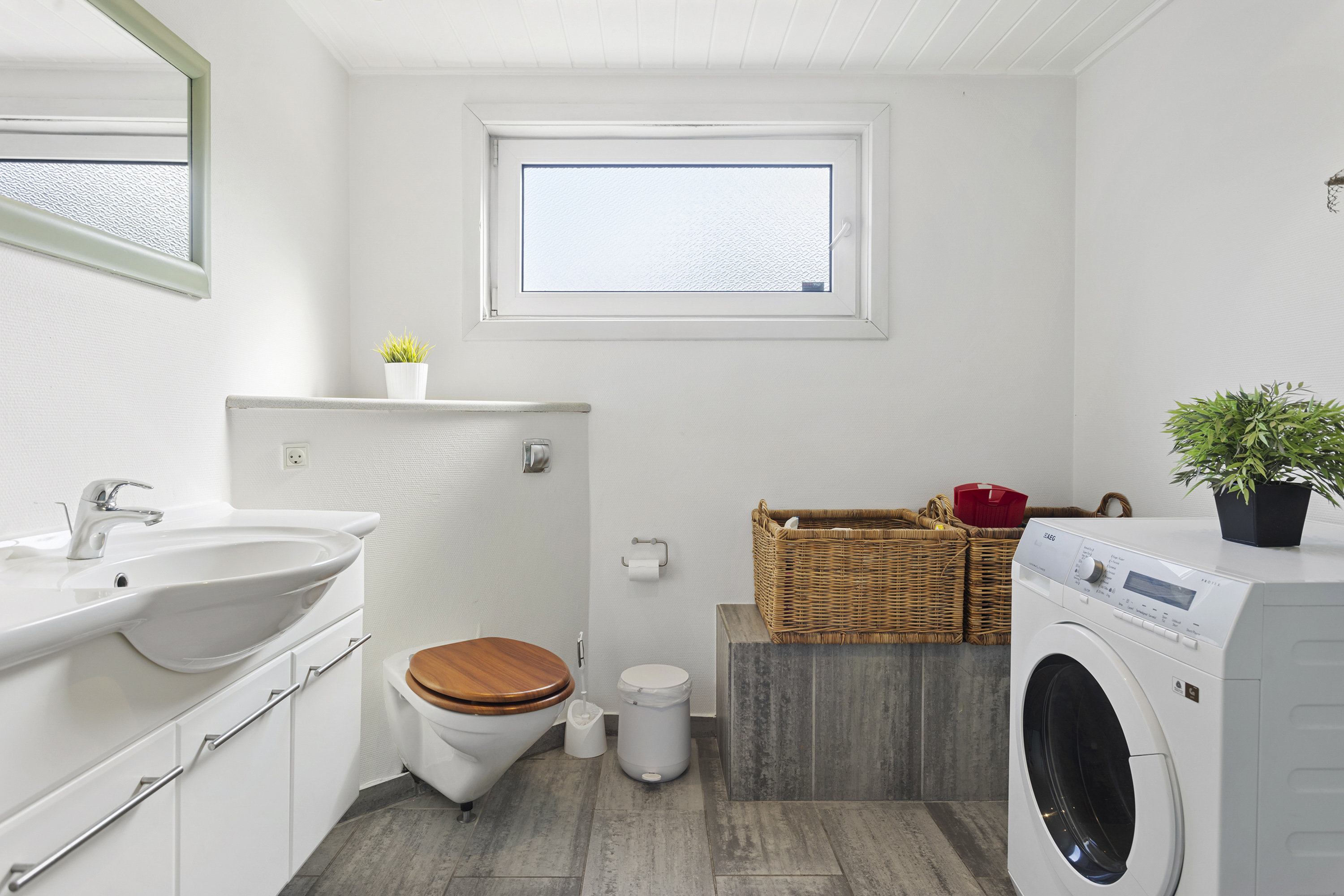 Fremhævet badeværelse billede i fuldskærmstilstand. Billede af Skovsvinget 18, Hou, 9370 Hals