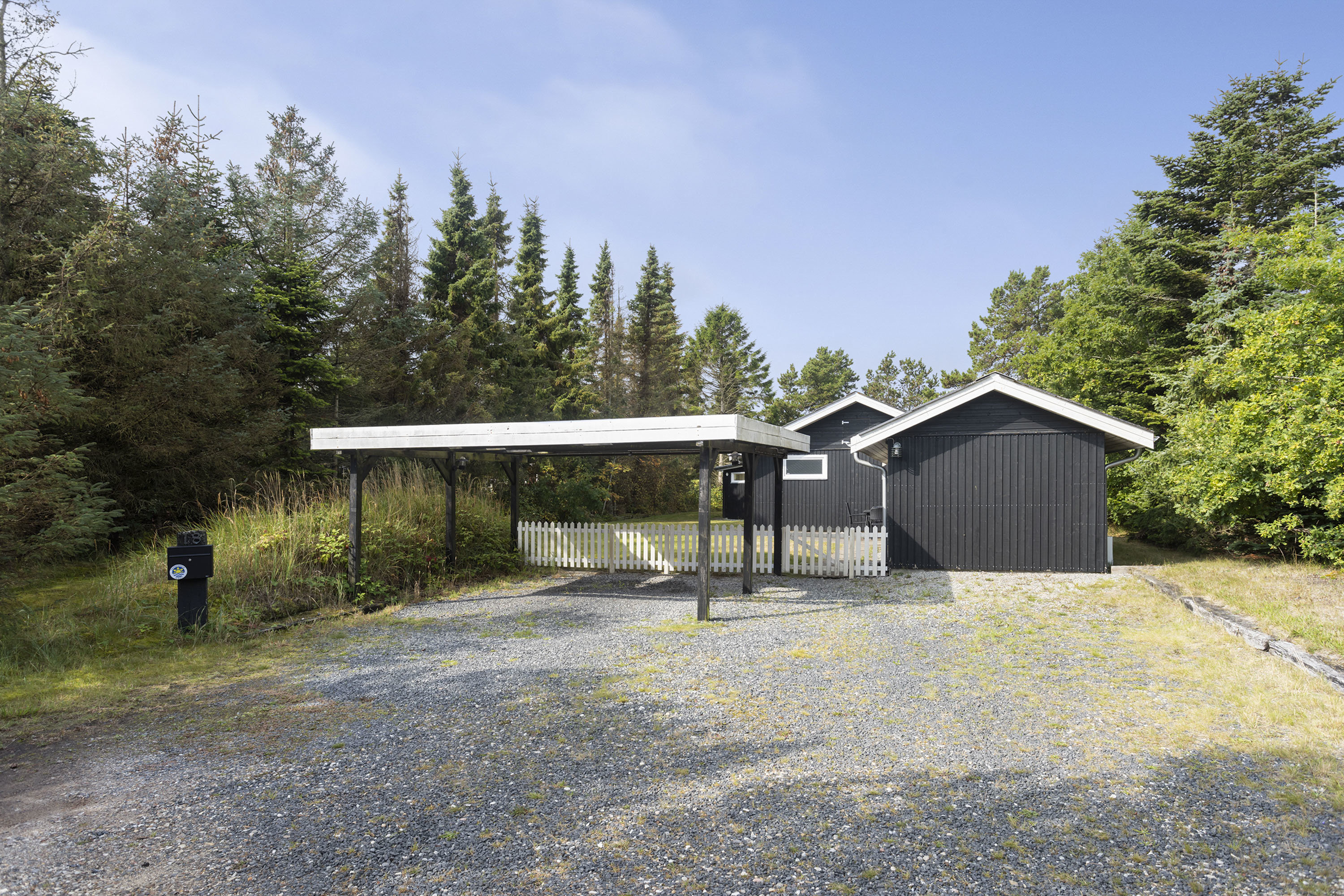 Fremhævet facade billede i fuldskærmstilstand. Billede af Skovsvinget 18, Hou, 9370 Hals