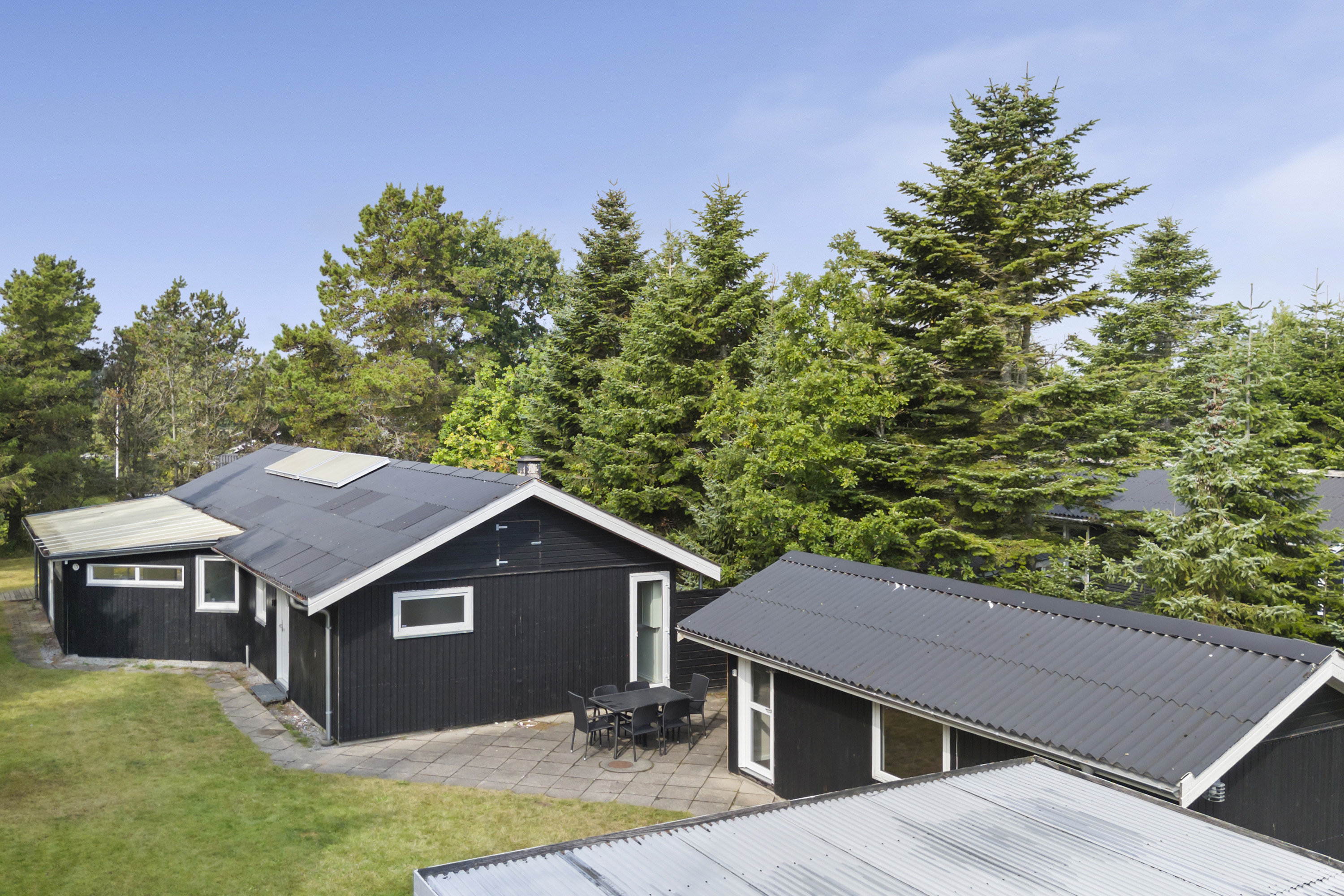 Fremhævet facade billede i fuldskærmstilstand. Billede af Skovsvinget 18, Hou, 9370 Hals