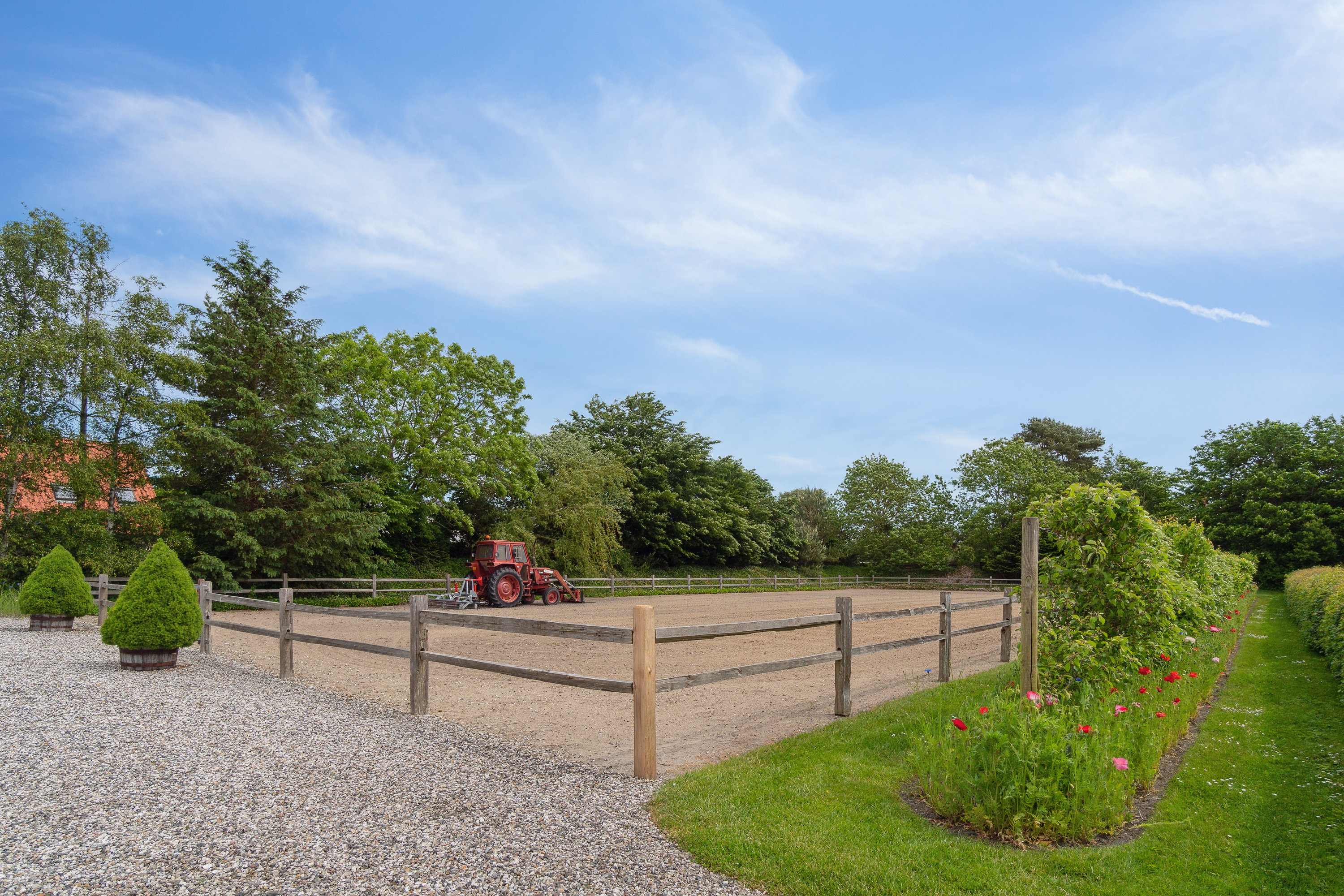 Fremhævet ridebane billede i fuldskærmstilstand. Billede af Nørholmsvej 207, 9000 Aalborg