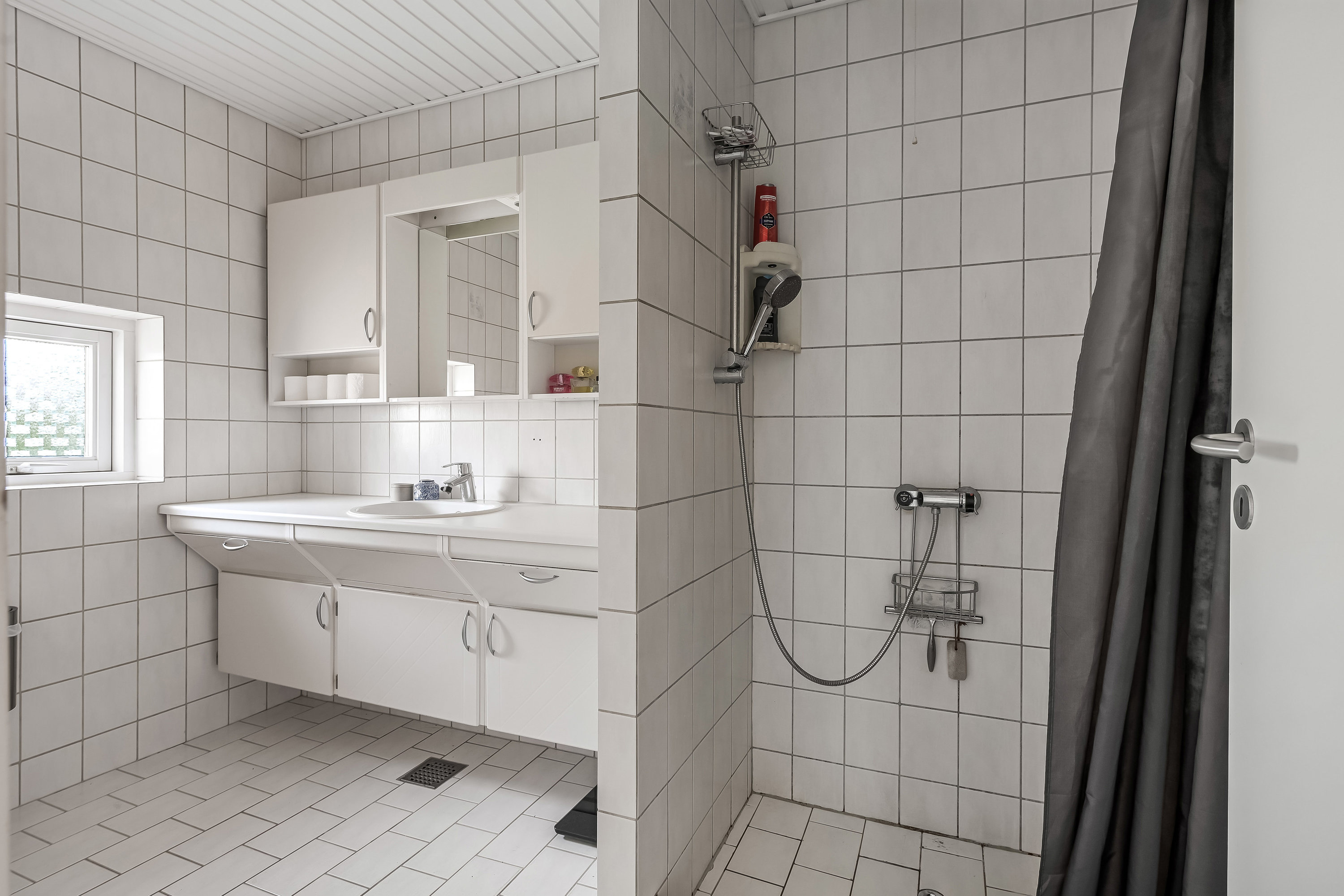 Fremhævet badeværelse billede i fuldskærmstilstand. Billede af Flintemarken 23, 7190 Billund