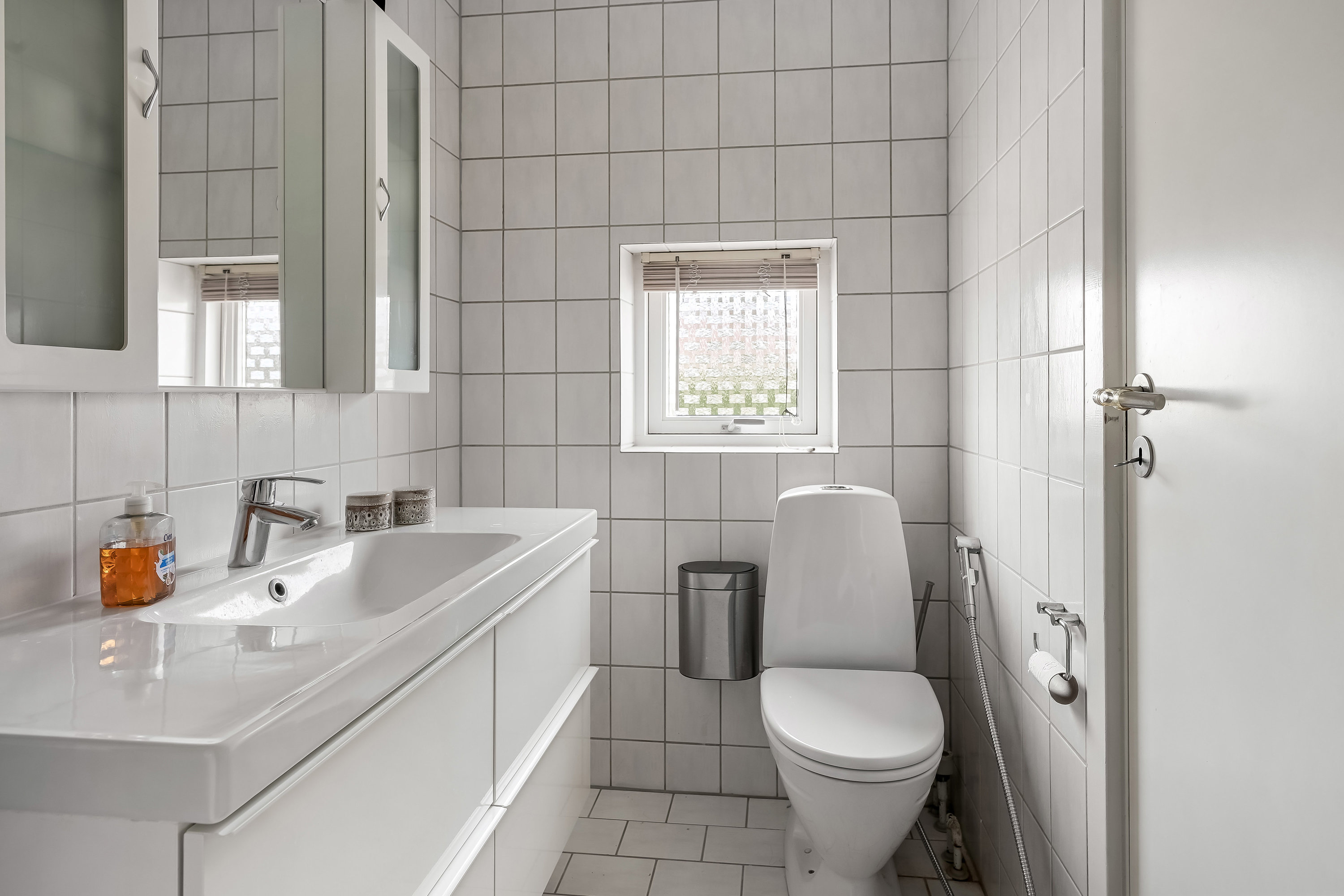 Fremhævet toilet billede i fuldskærmstilstand. Billede af Flintemarken 23, 7190 Billund