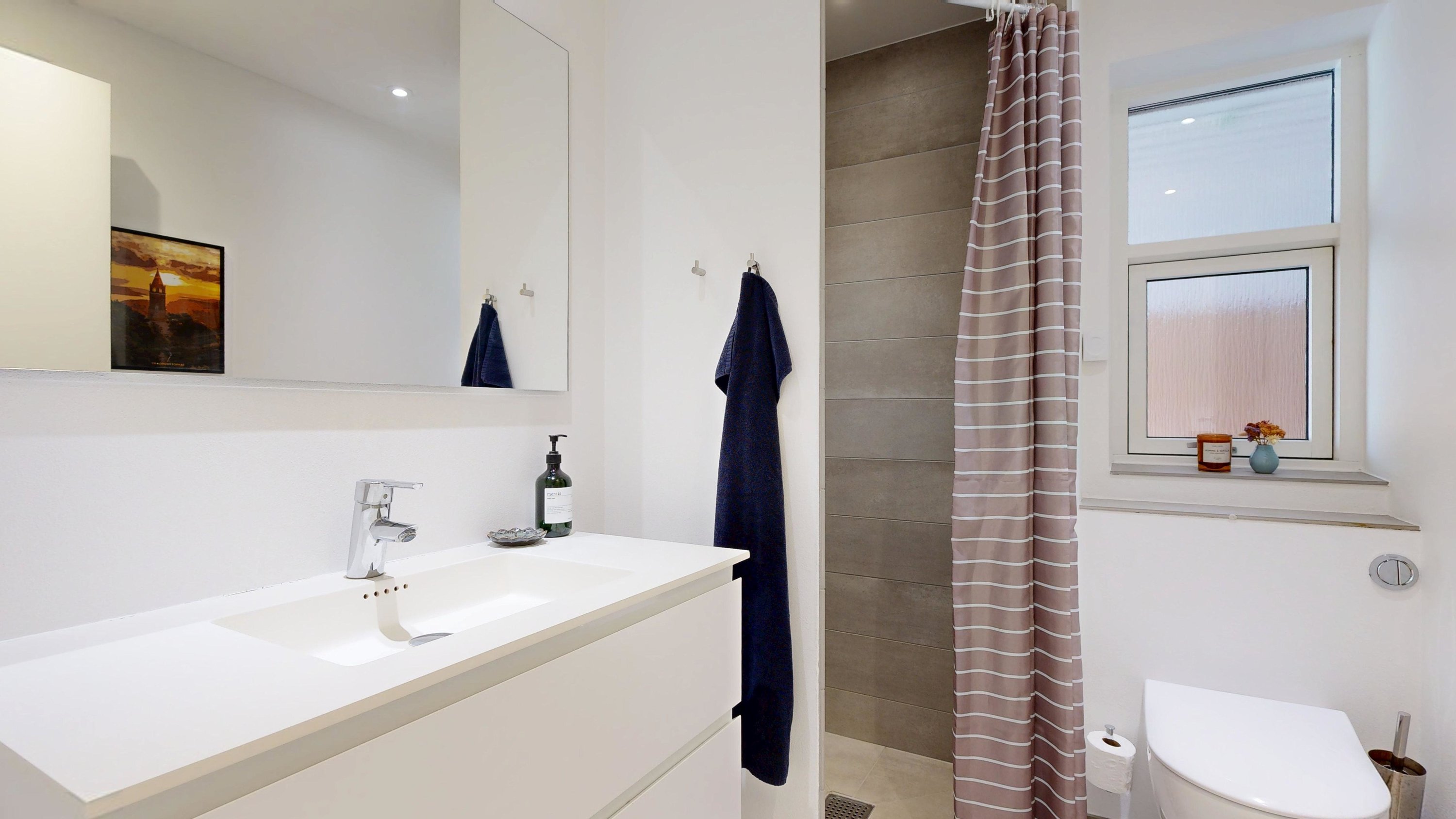 Fremhævet badeværelse billede i fuldskærmstilstand. Billede af Harevej 2, 8660 Skanderborg