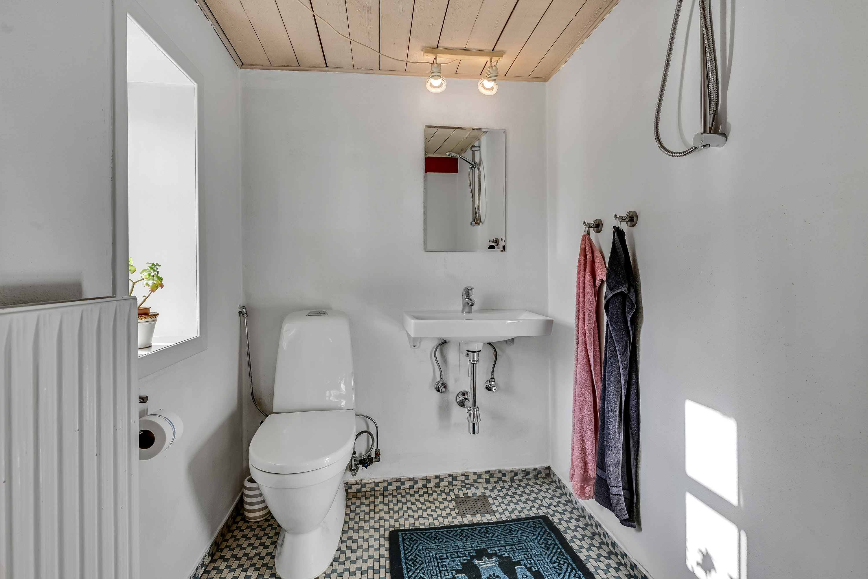 Fremhævet badeværelse billede i fuldskærmstilstand. Billede af Tane Hedevej 39, 6857 Blåvand