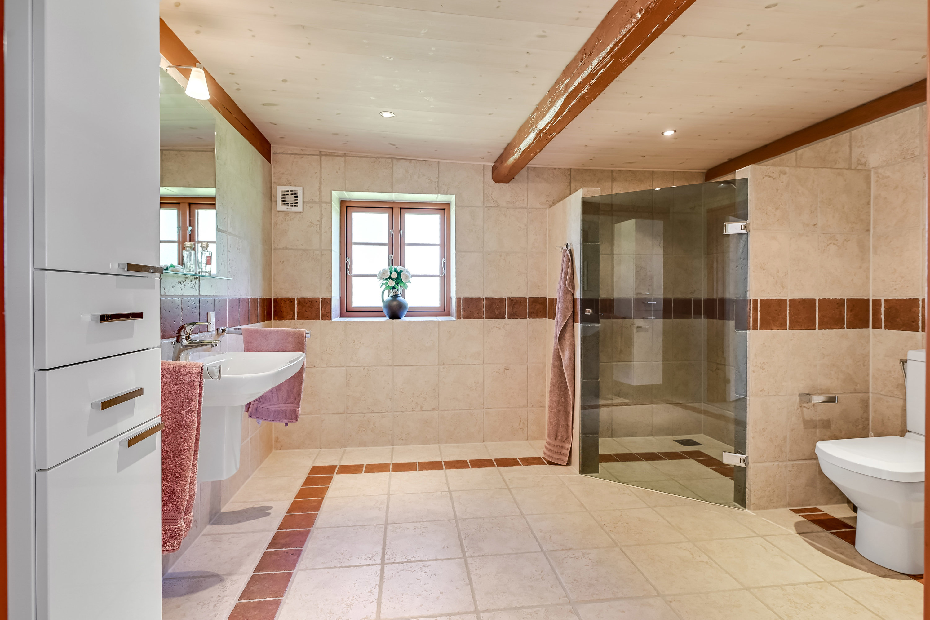 Fremhævet badeværelse billede i fuldskærmstilstand. Billede af Tane Hedevej 39, 6857 Blåvand