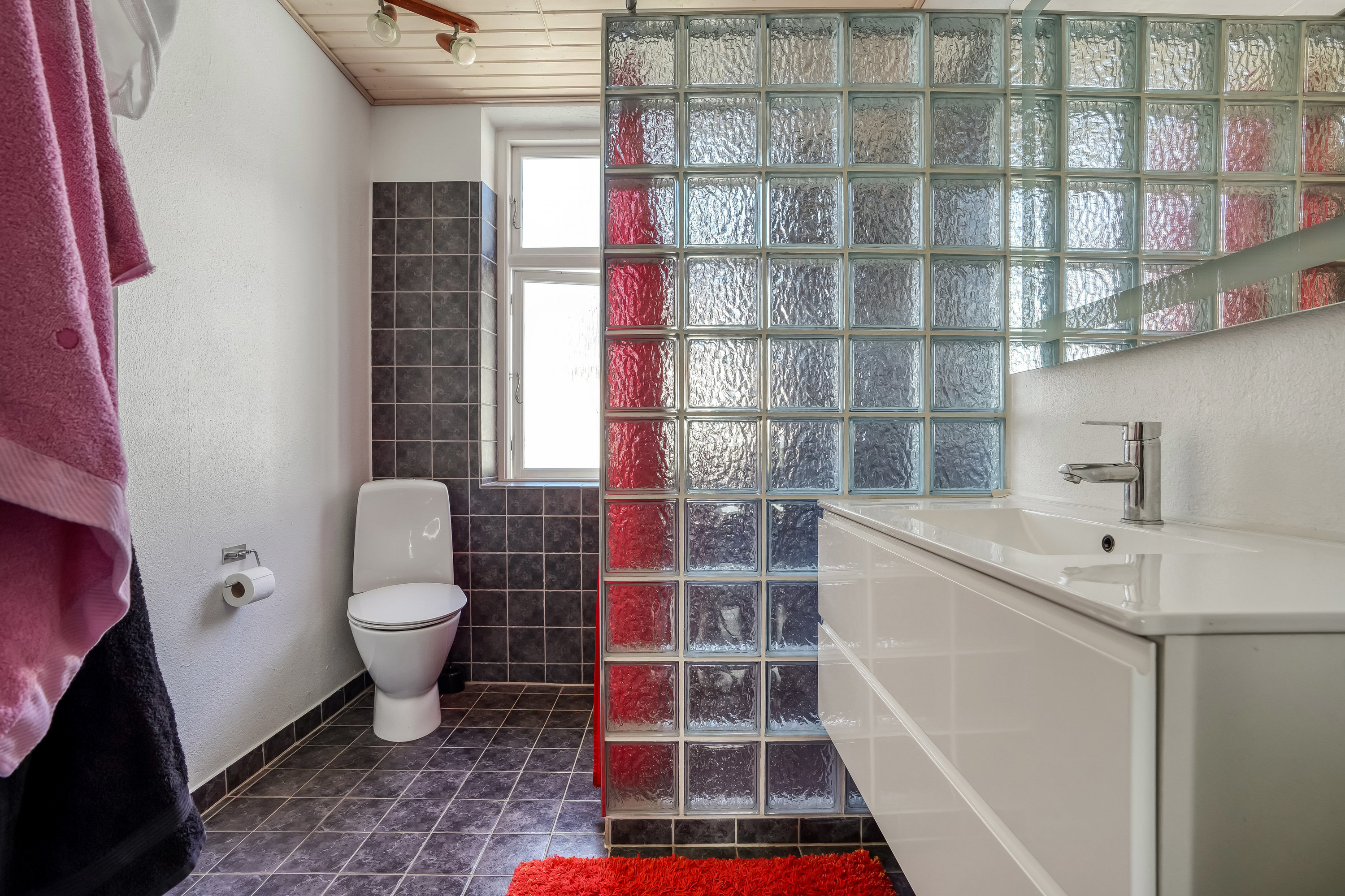 Fremhævet badeværelse billede i fuldskærmstilstand. Billede af Enggårdsvej 1, Tanderup, 5591 Gelsted