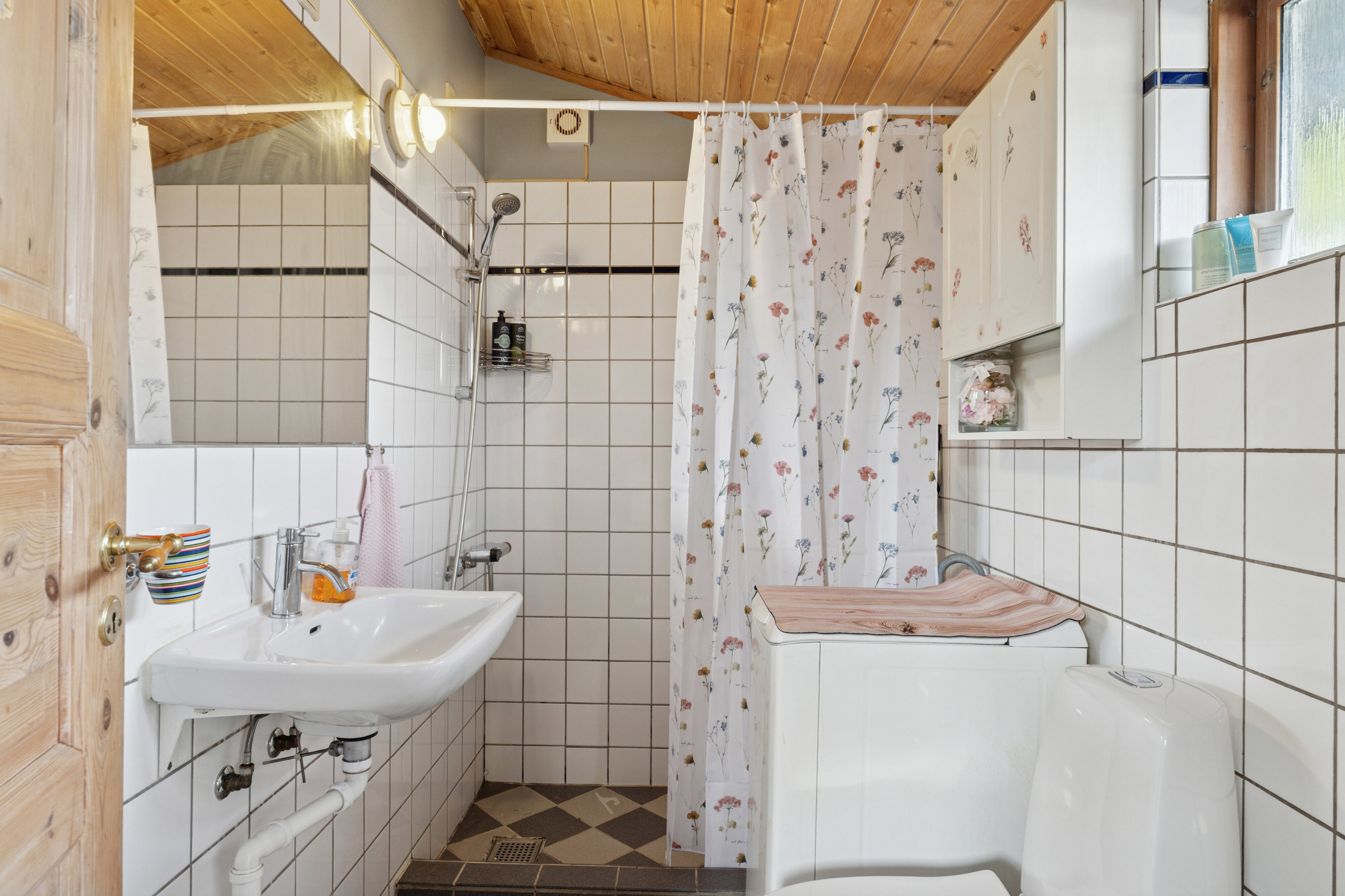 Fremhævet badeværelse billede i fuldskærmstilstand. Billede af Dahliavej 36, 2610 Rødovre