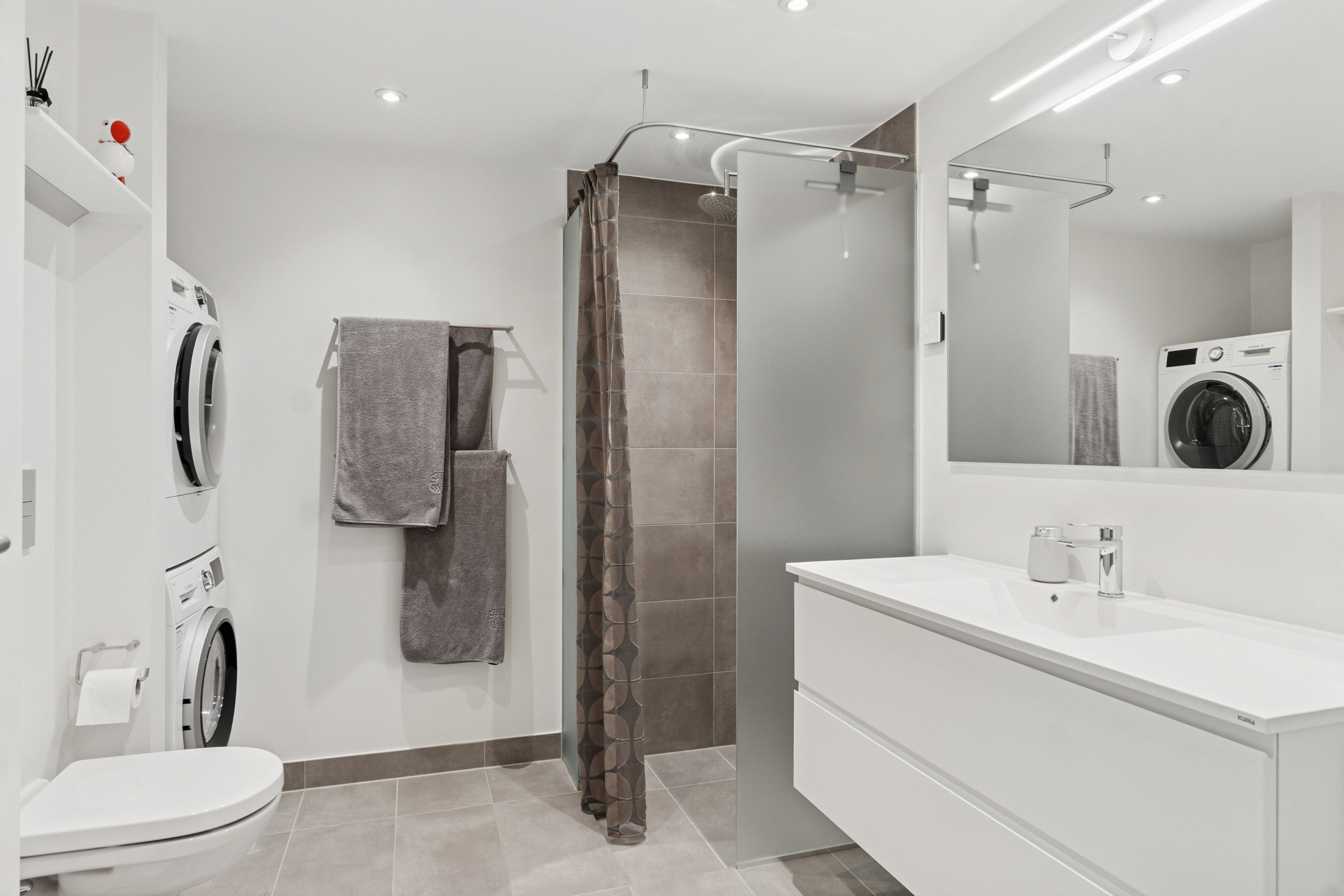 Fremhævet badeværelse billede i fuldskærmstilstand. Billede af Dronningensgade 12G, 4. 4., 9800 Hjørring