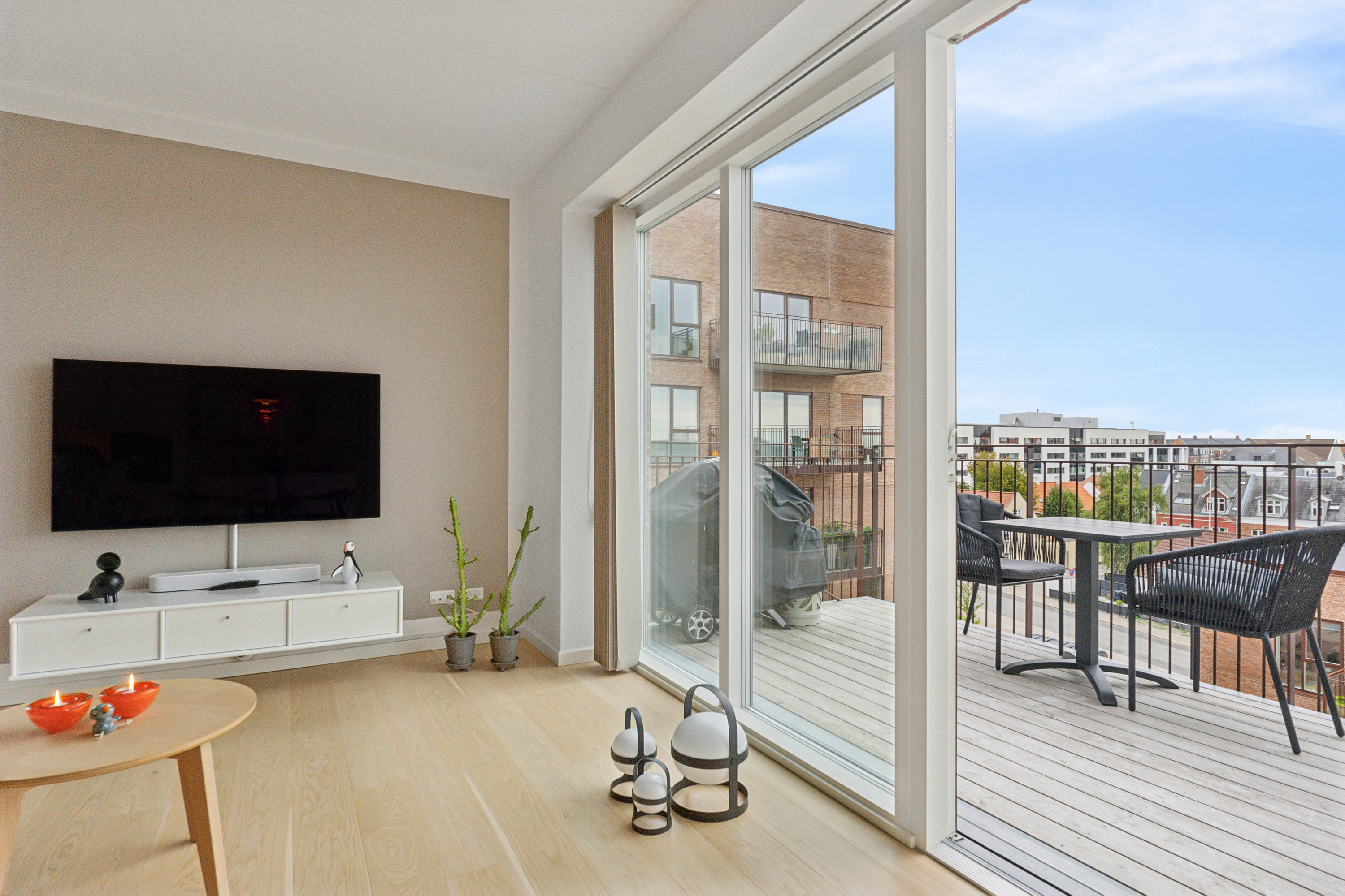 Fremhævet stue billede i fuldskærmstilstand. Billede af Dronningensgade 12G, 4. 4., 9800 Hjørring