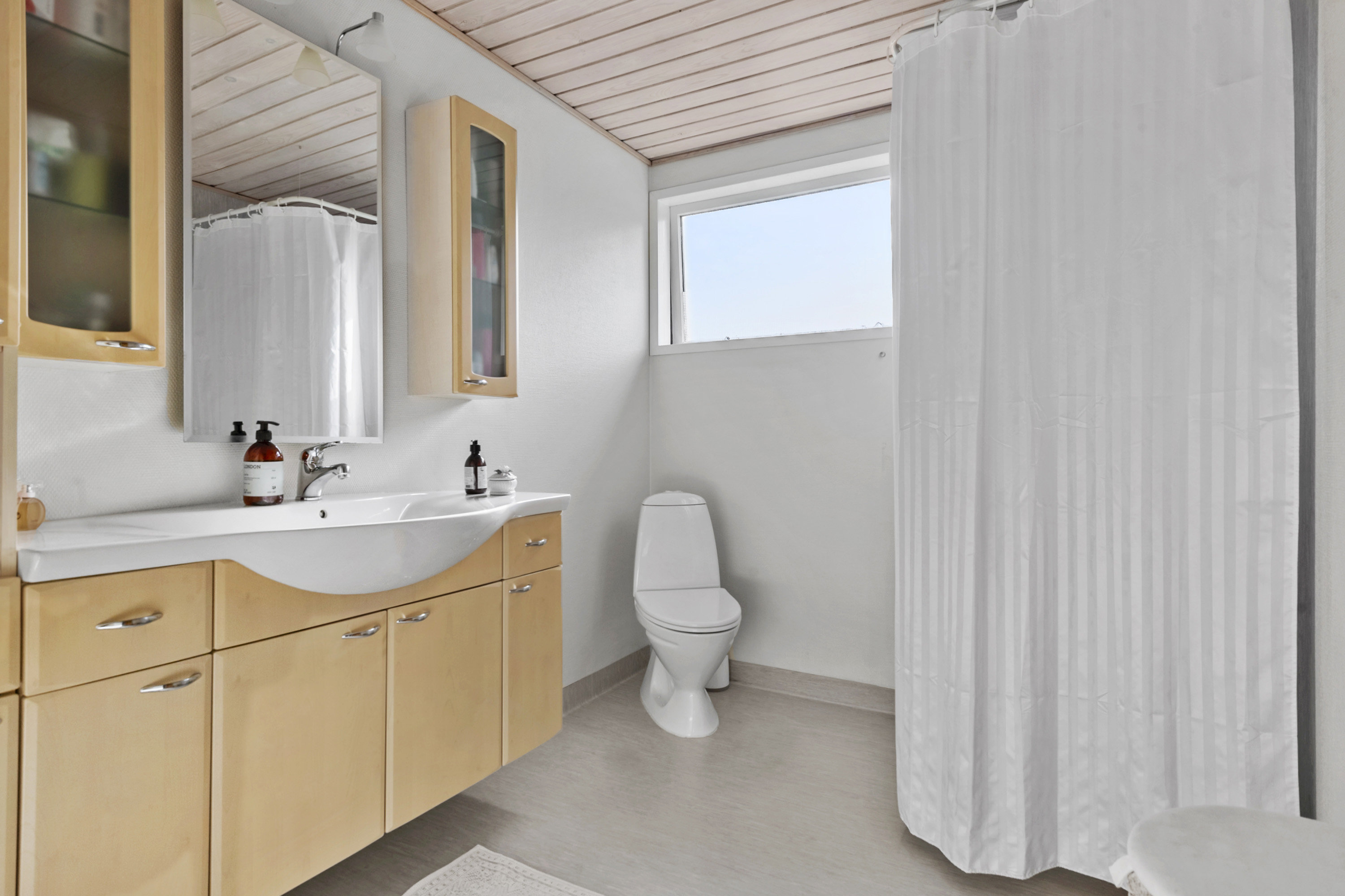 Fremhævet toilet billede i fuldskærmstilstand. Billede af Østergade 30, 8300 Odder