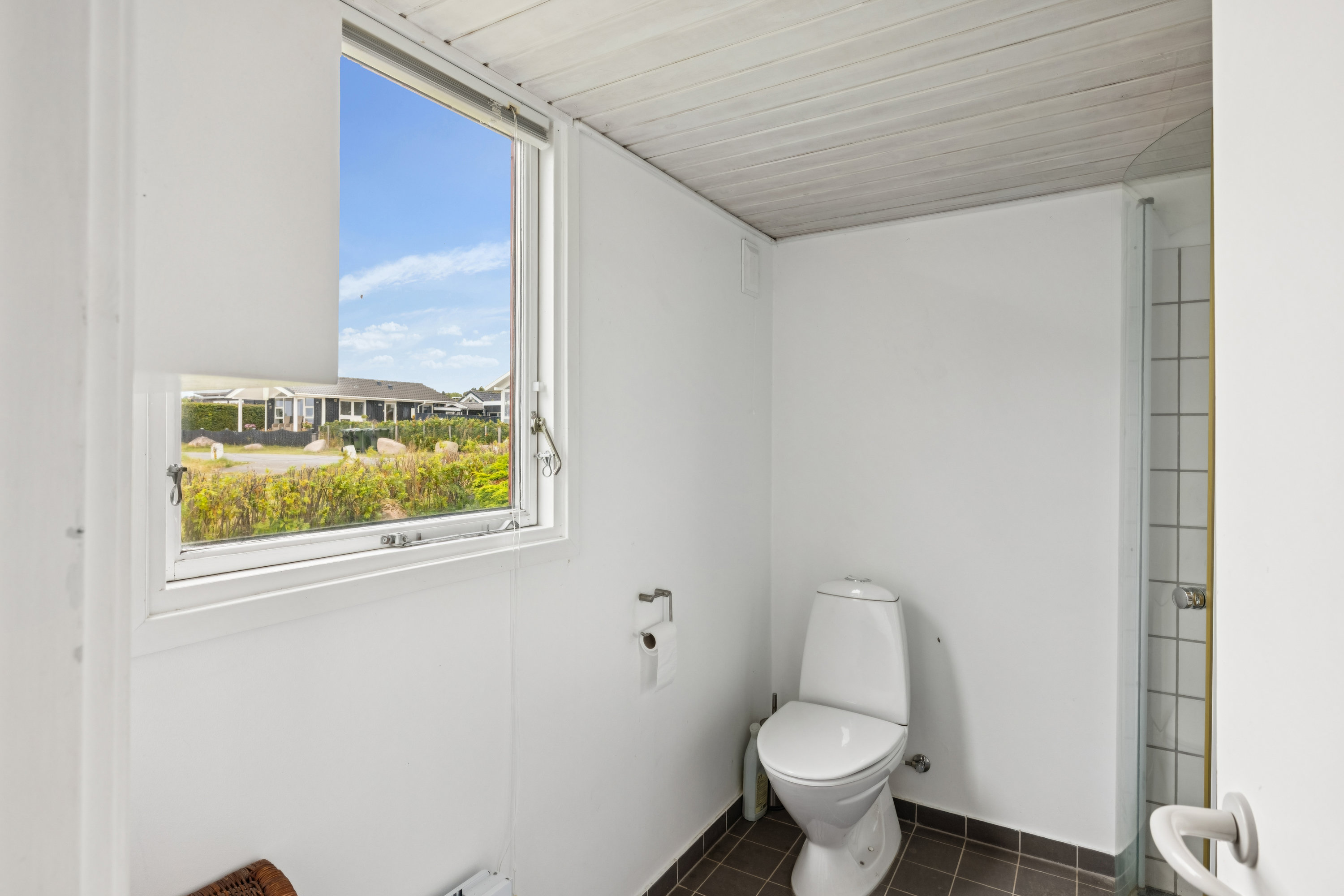 Fremhævet badeværelse billede i fuldskærmstilstand. Billede af Strandvejen 23A, 8410 Rønde