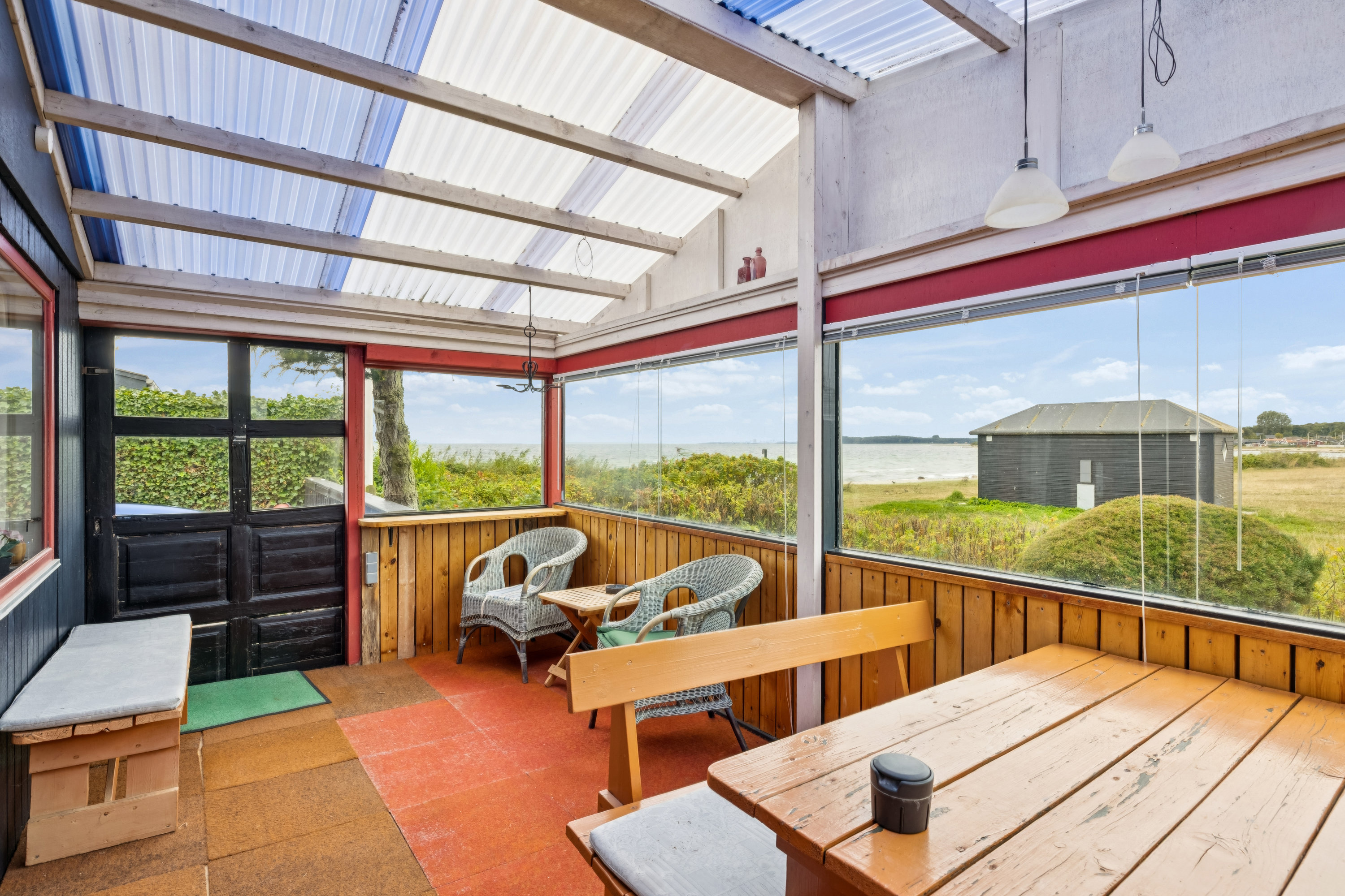 Fremhævet terrasse billede i fuldskærmstilstand. Billede af Strandvejen 23A, 8410 Rønde