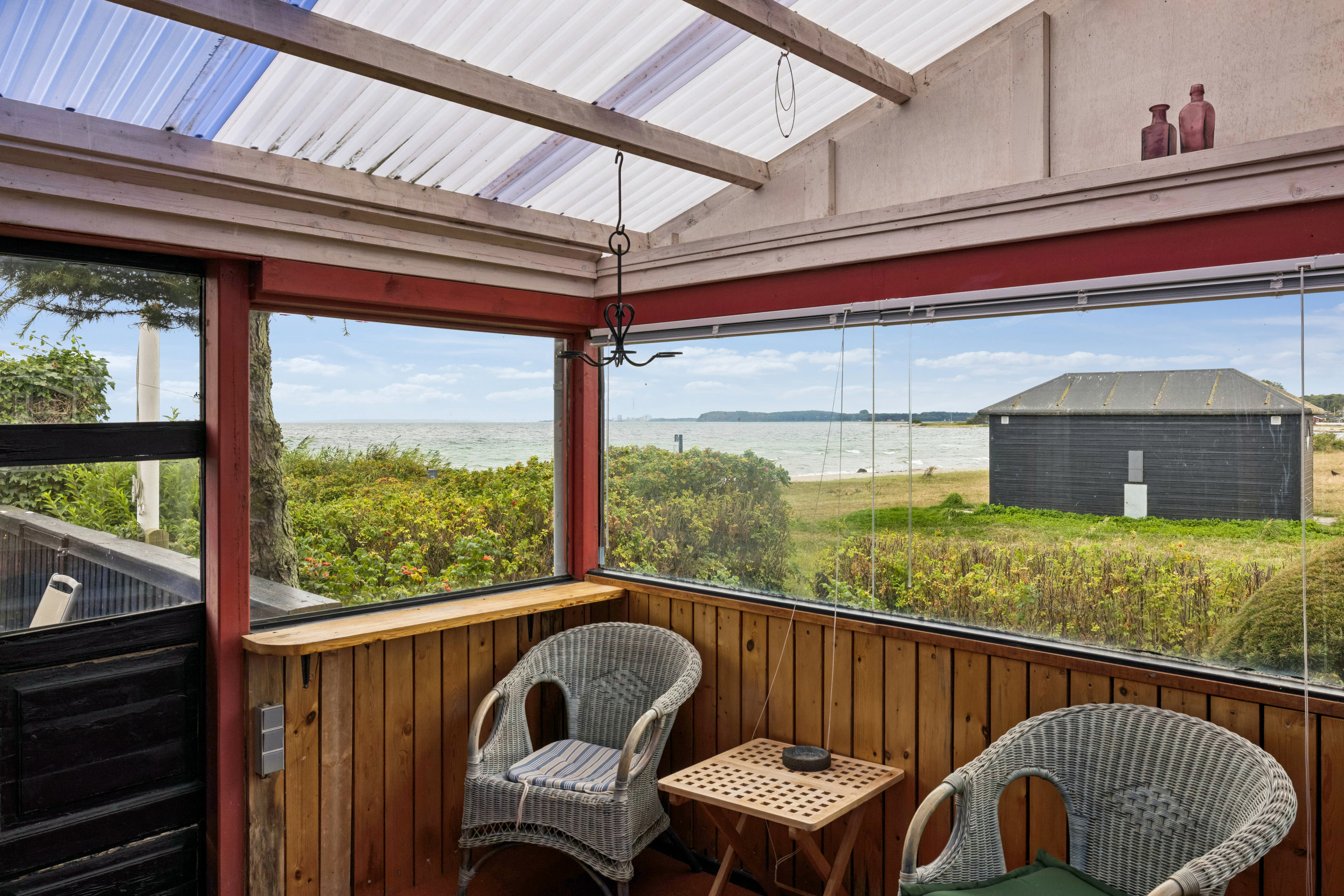 Fremhævet terrasse billede i fuldskærmstilstand. Billede af Strandvejen 23A, 8410 Rønde