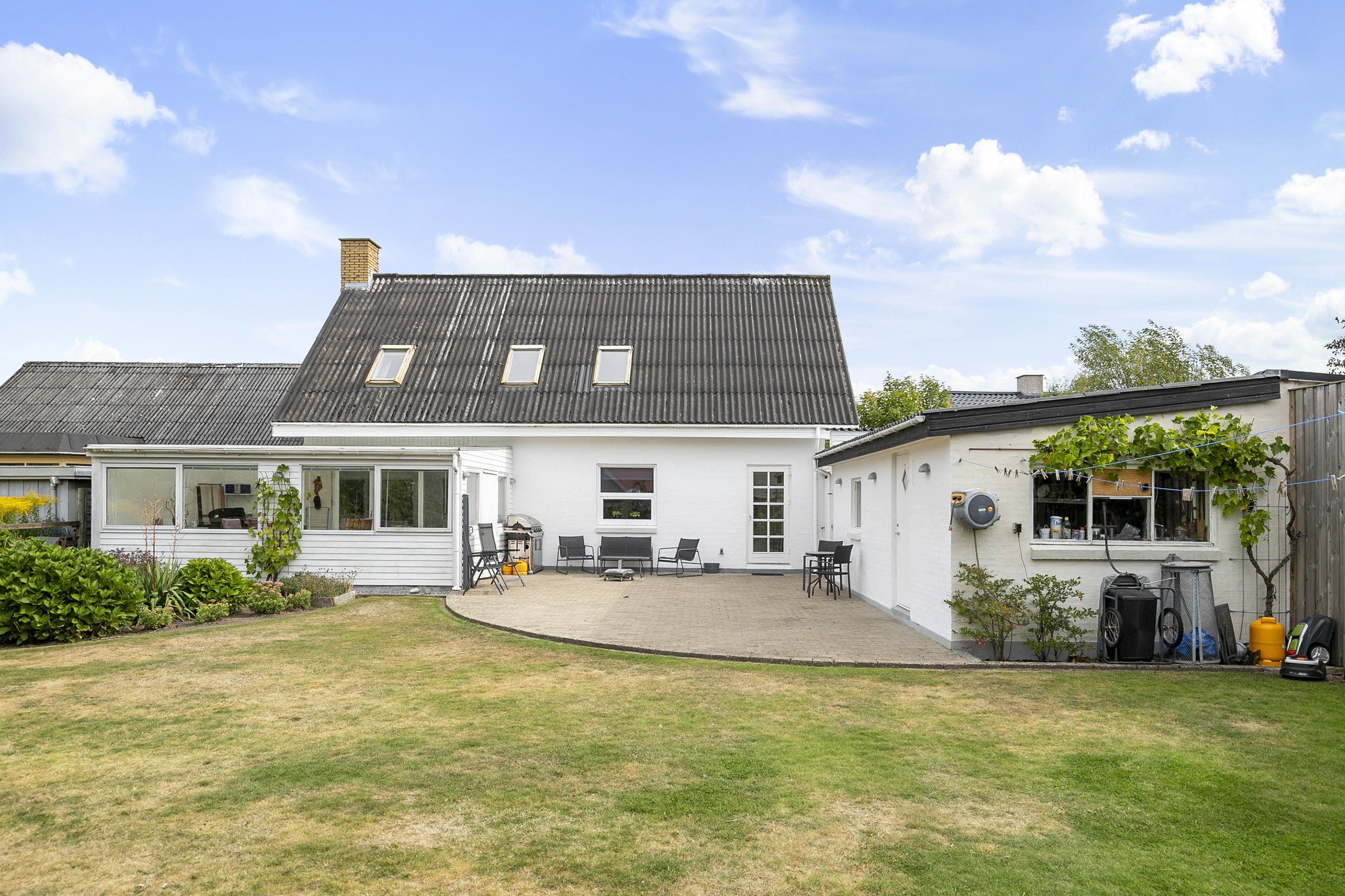 Fremhævet facade billede i fuldskærmstilstand. Billede af Tolstrupvej 31, 9700 Brønderslev