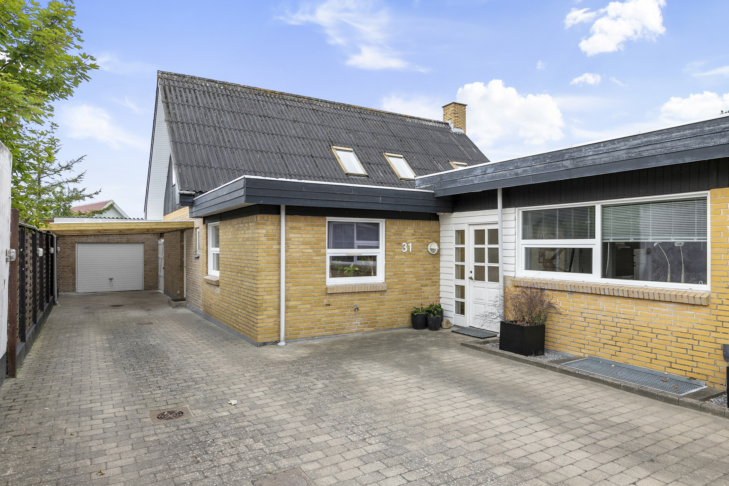 Fremhævet facade billede i fuldskærmstilstand. Billede af Tolstrupvej 31, 9700 Brønderslev