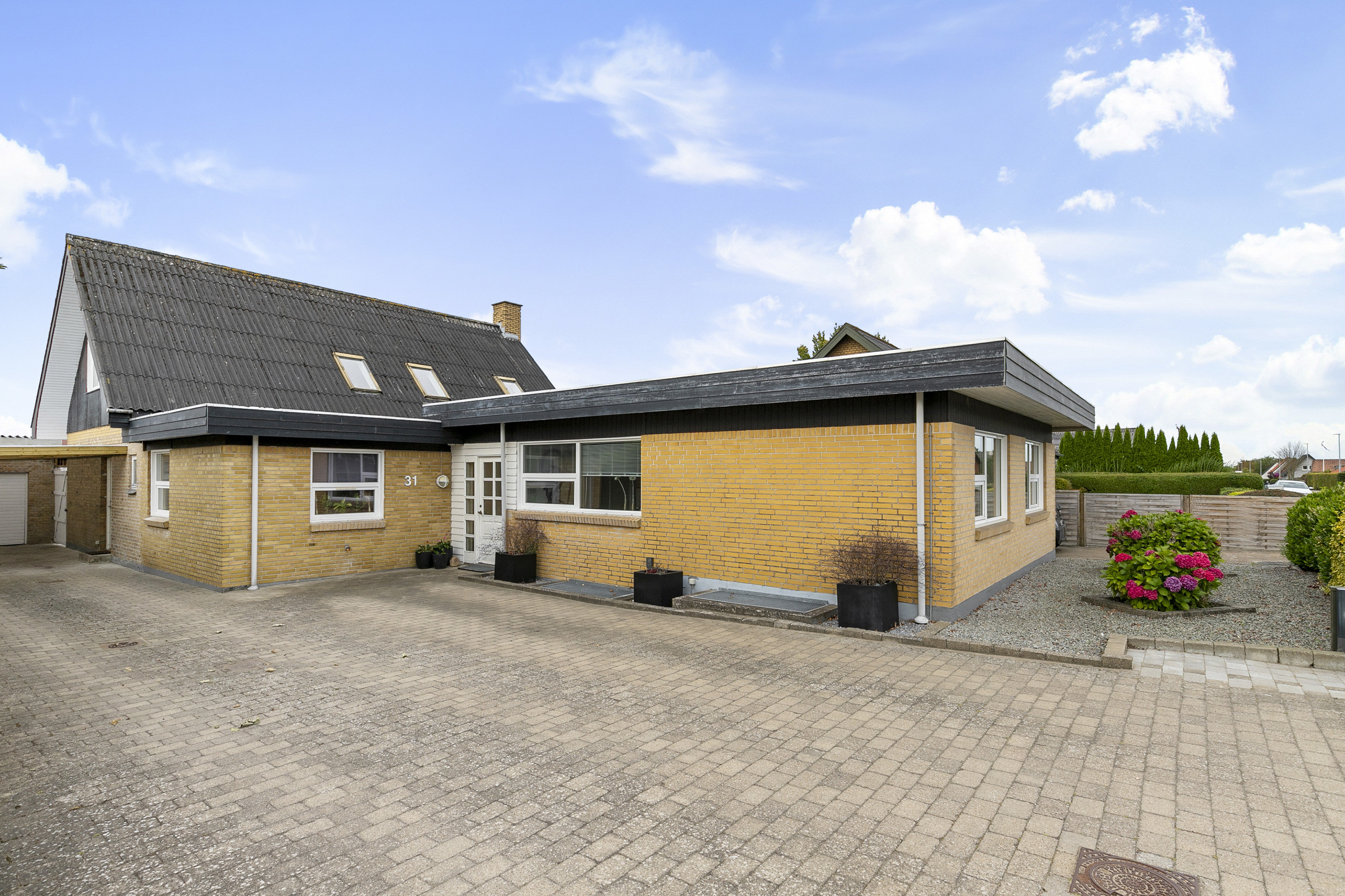 Fremhævet facade billede i fuldskærmstilstand. Billede af Tolstrupvej 31, 9700 Brønderslev