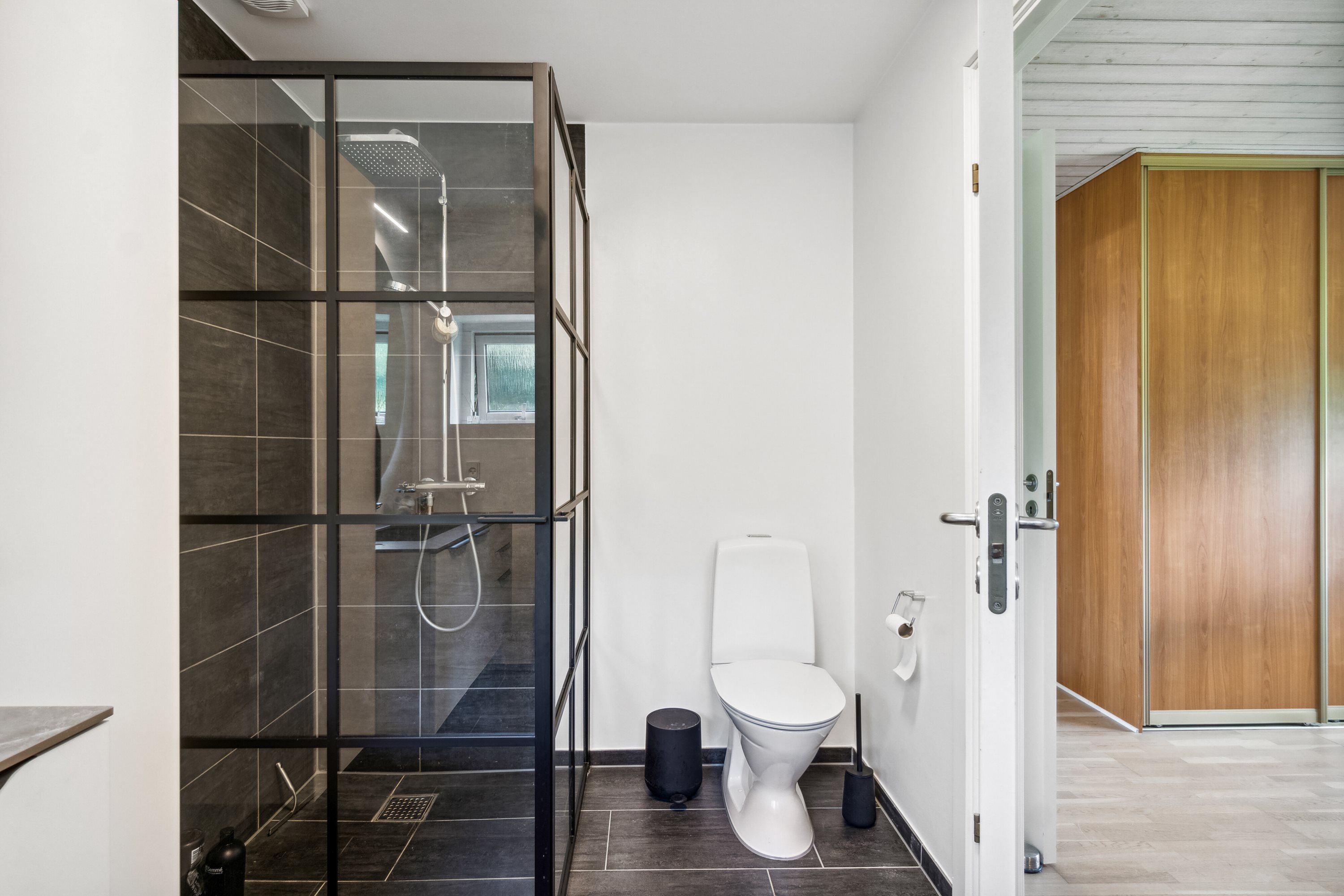 Fremhævet badeværelse billede i fuldskærmstilstand. Billede af Lysagervænget 3, 8722 Hedensted