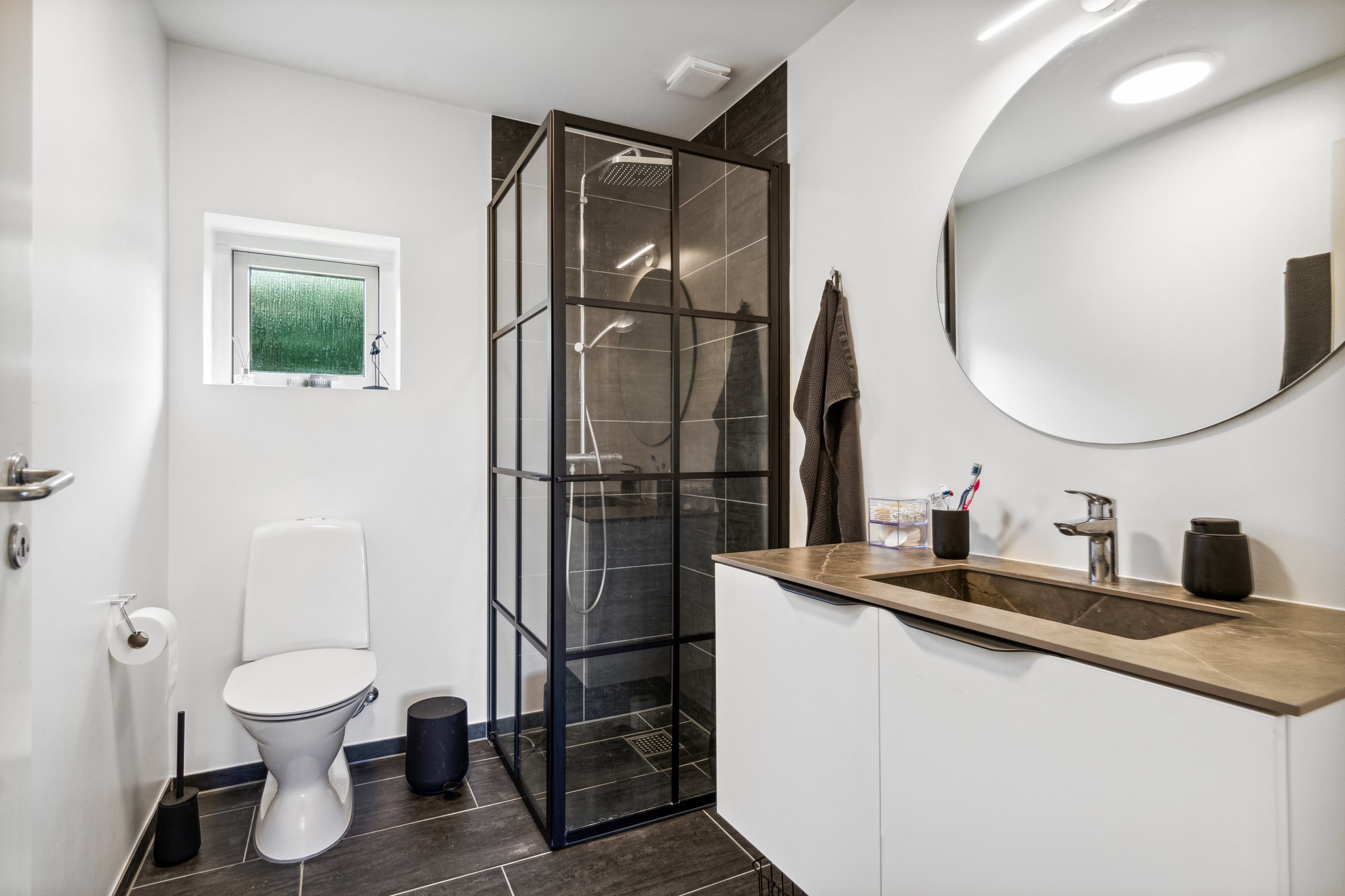 Fremhævet badeværelse billede i fuldskærmstilstand. Billede af Lysagervænget 3, 8722 Hedensted