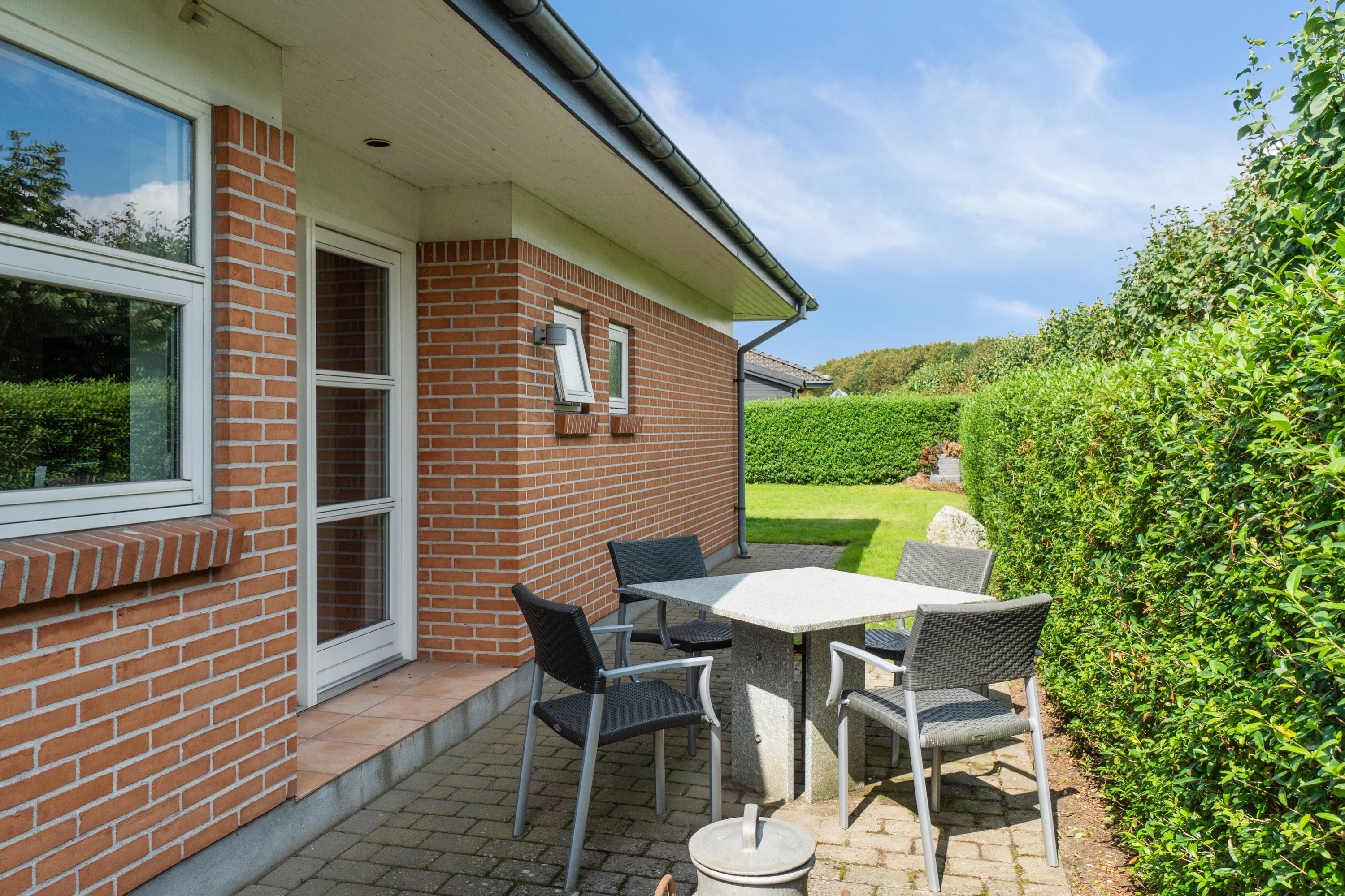Fremhævet terrasse billede i fuldskærmstilstand. Billede af Lysagervænget 3, 8722 Hedensted