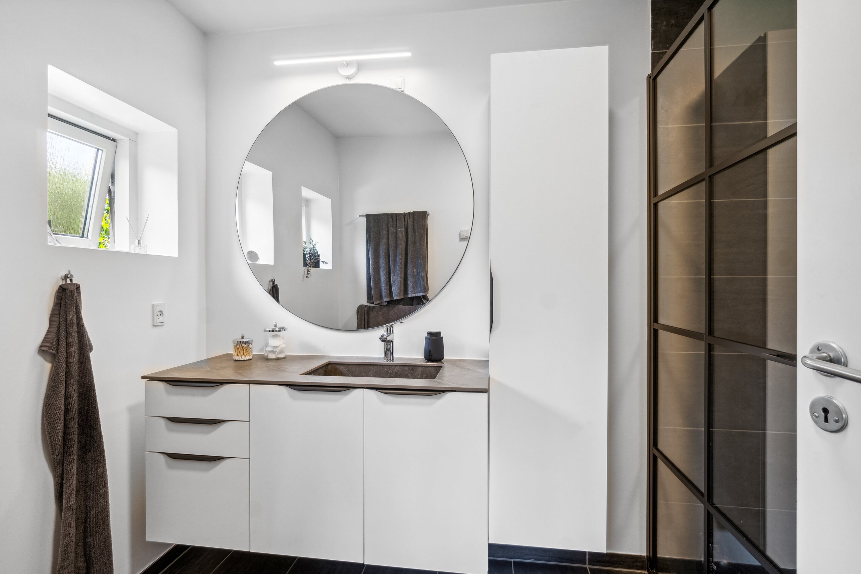 Fremhævet badeværelse billede i fuldskærmstilstand. Billede af Lysagervænget 3, 8722 Hedensted