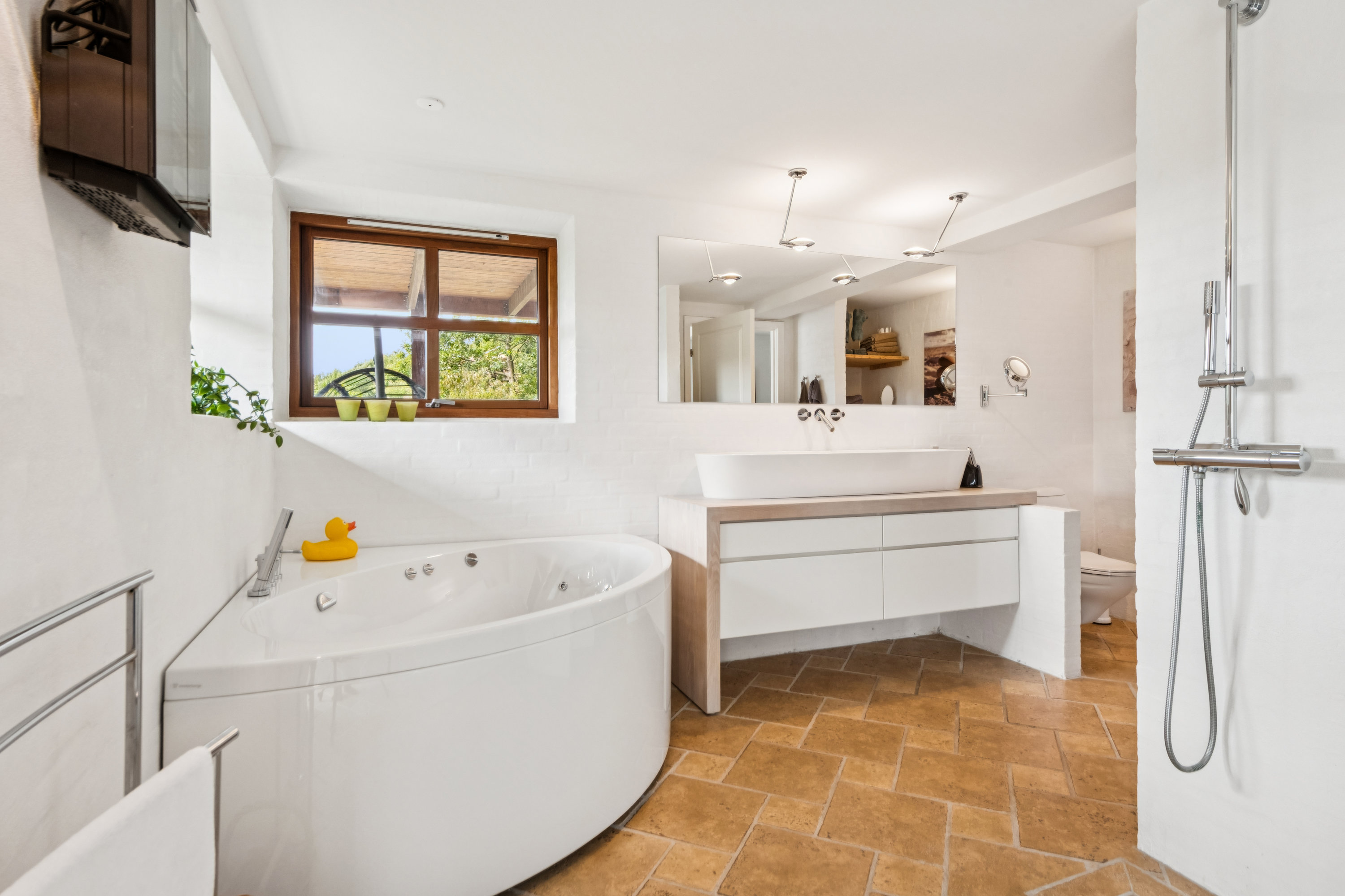 Fremhævet badeværelse billede i fuldskærmstilstand. Billede af Østerkrat 17, Skivum, 9541 Suldrup