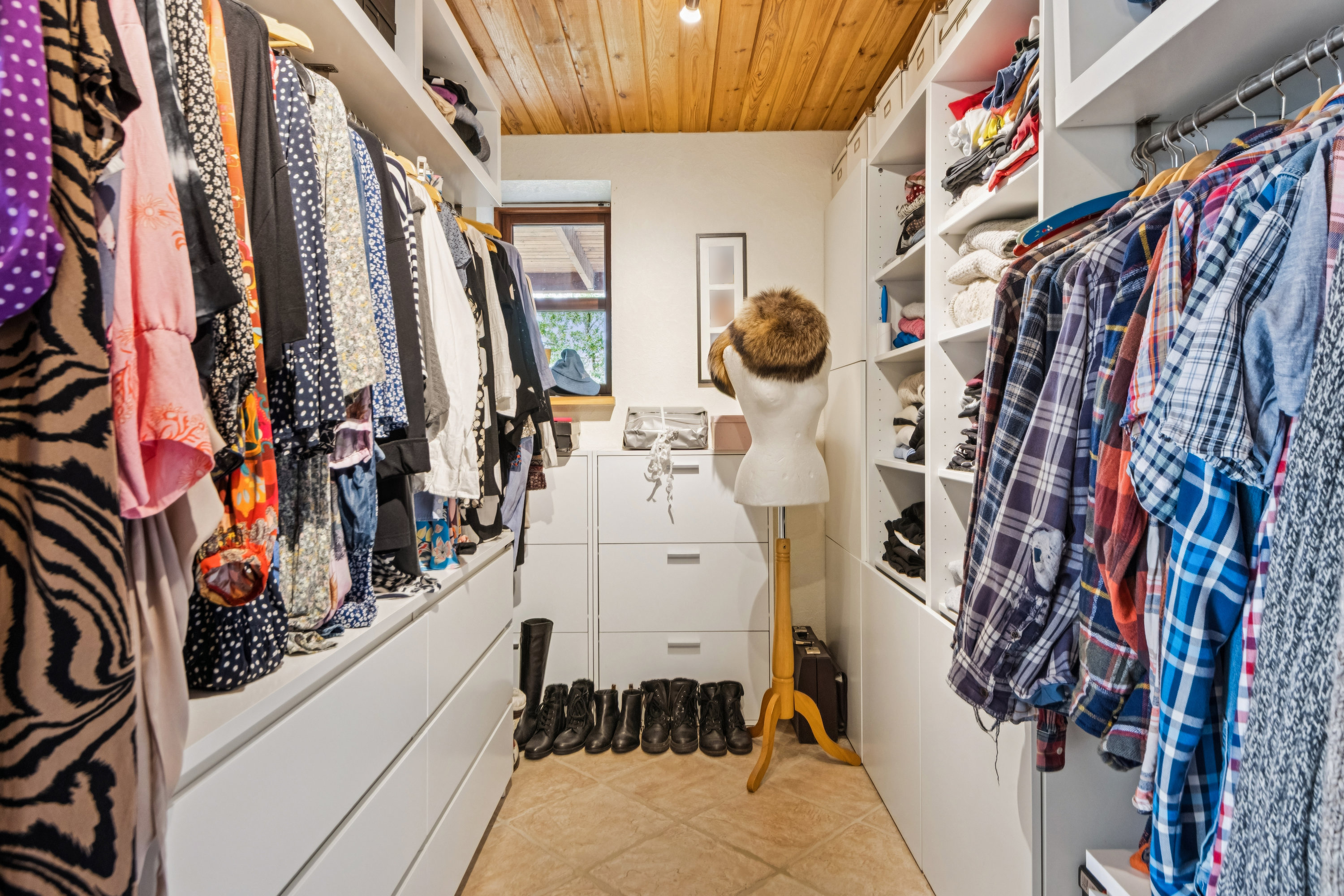 Fremhævet walkin closet billede i fuldskærmstilstand. Billede af Østerkrat 17, Skivum, 9541 Suldrup