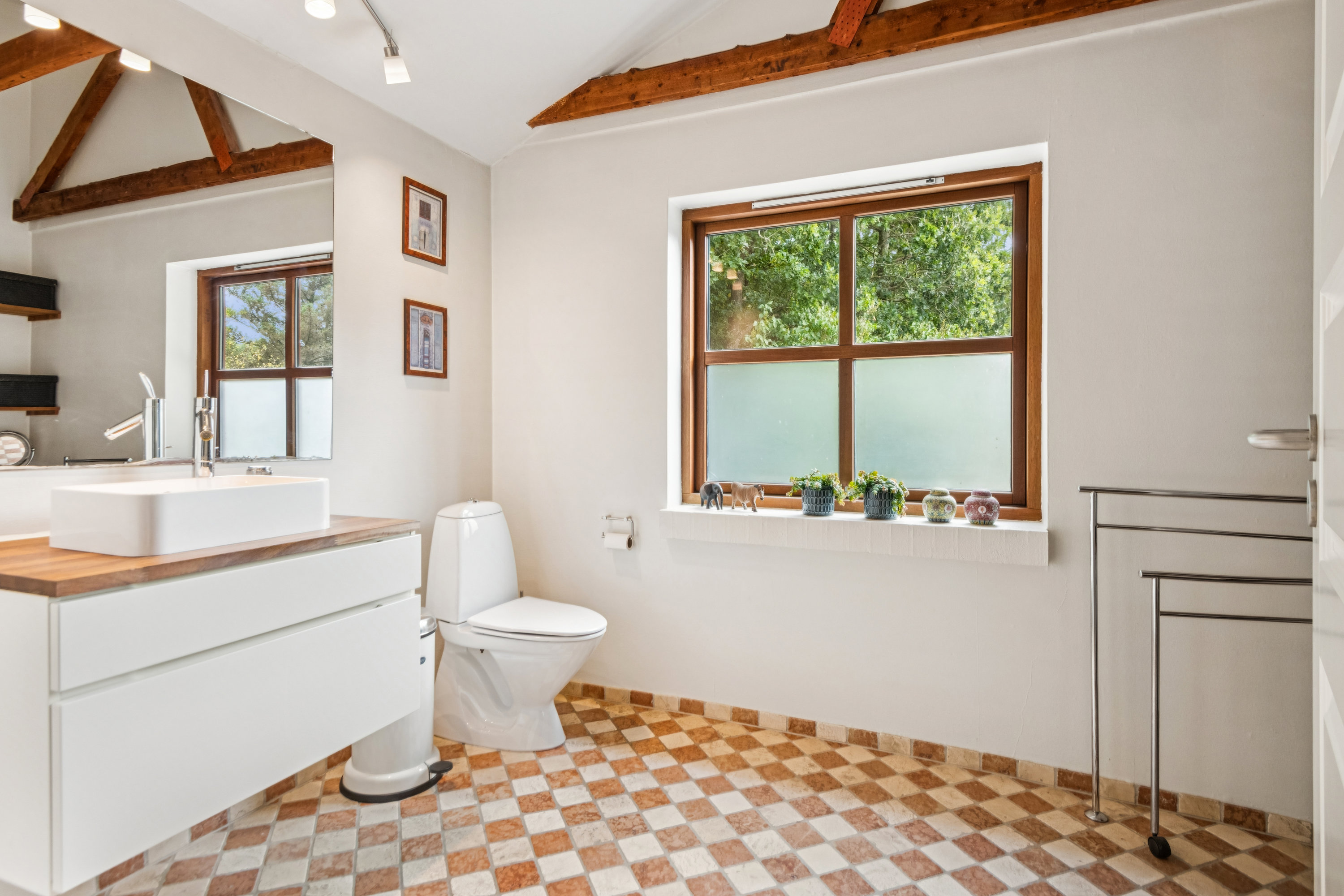 Fremhævet badeværelse billede i fuldskærmstilstand. Billede af Østerkrat 17, Skivum, 9541 Suldrup