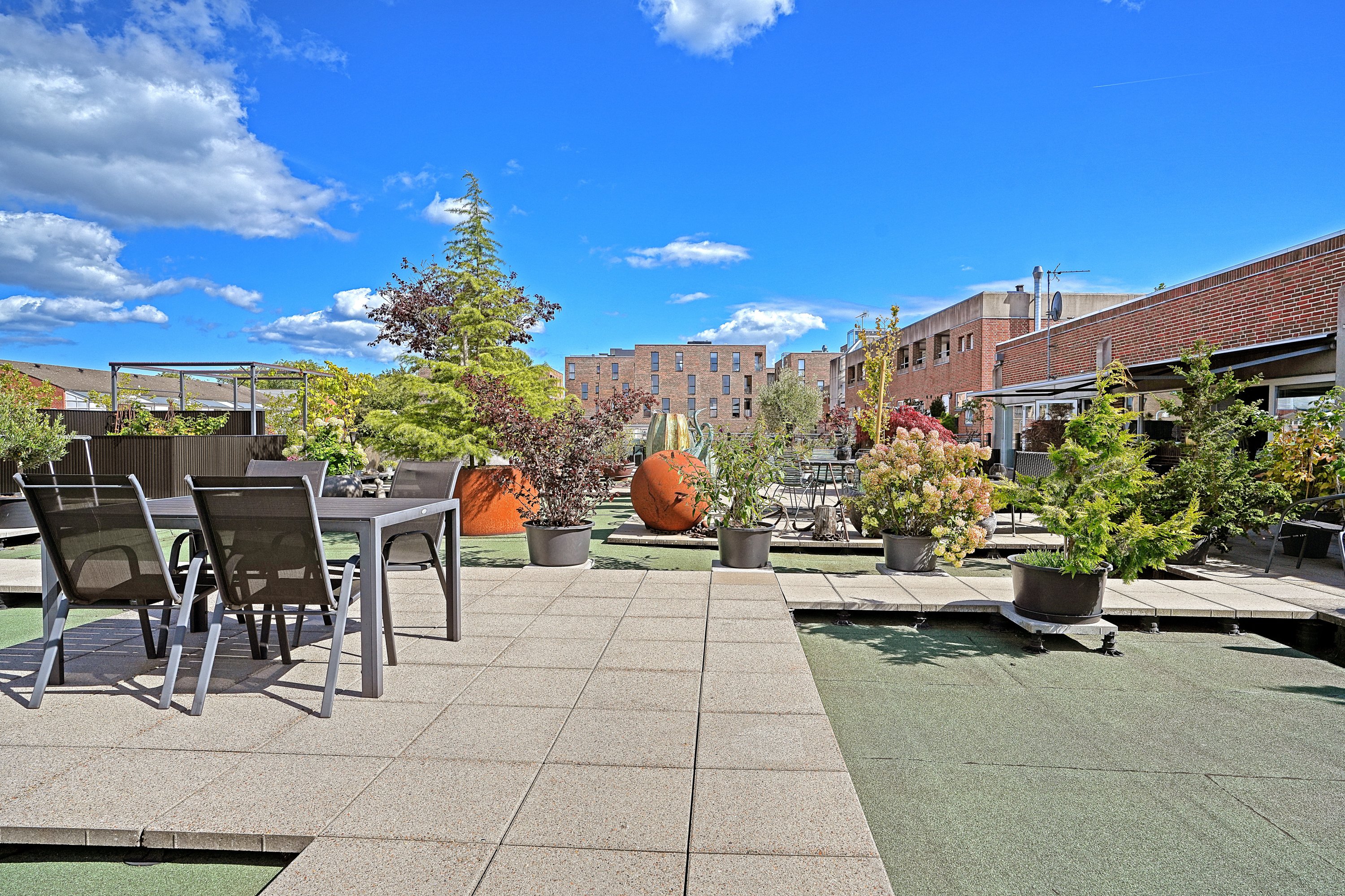 Fremhævet terrasse billede i fuldskærmstilstand. Billede af Bymidten 37, 1. a., 3500 Værløse