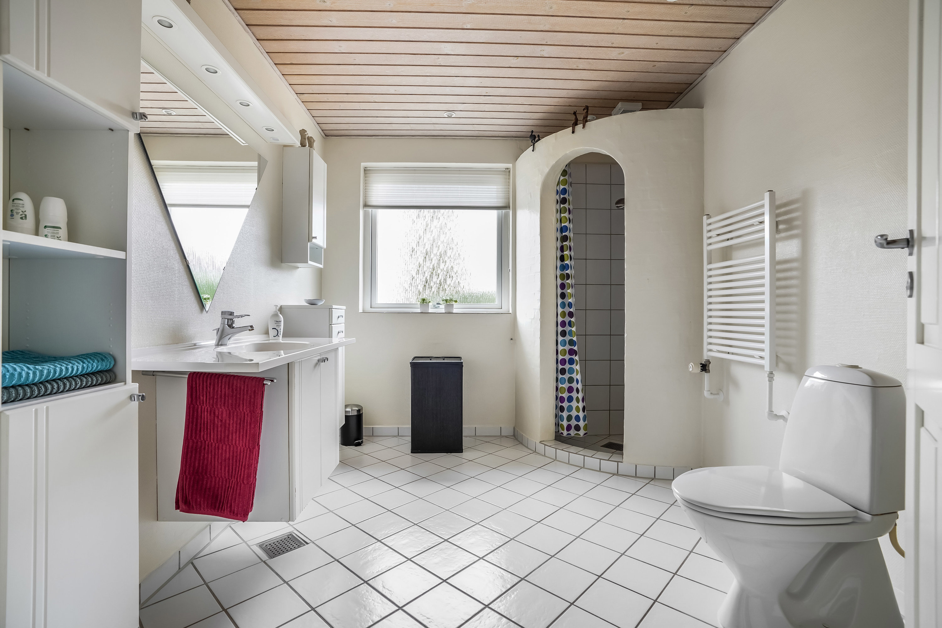 Fremhævet badeværelse billede i fuldskærmstilstand. Billede af Rosenvænget 13, 7171 Uldum